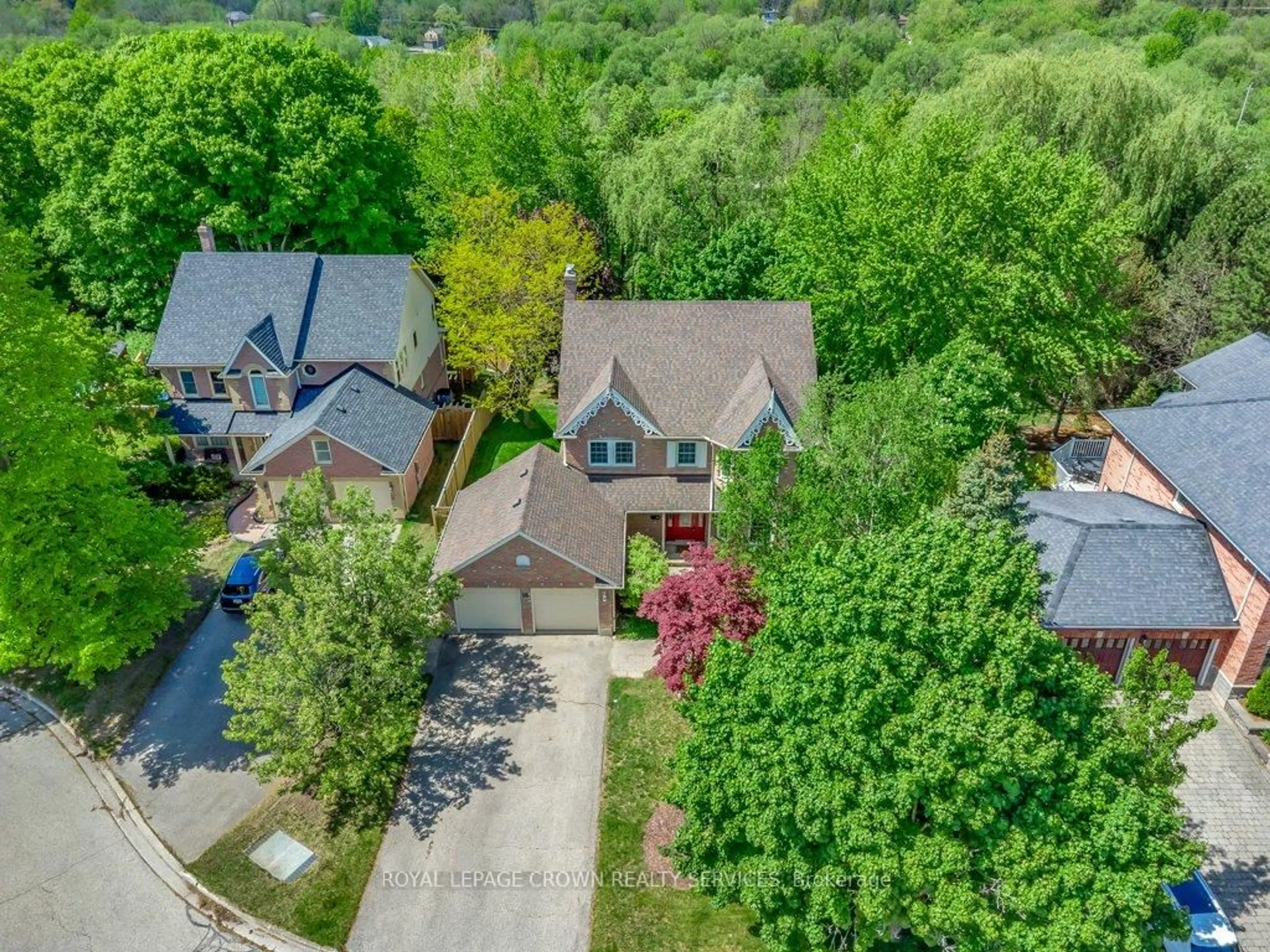 A pic from outside/outdoor area/front of a property/back of a property/a pic from drone, street for 10 Huntingwood Crt, Kitchener Ontario N2P 2A7