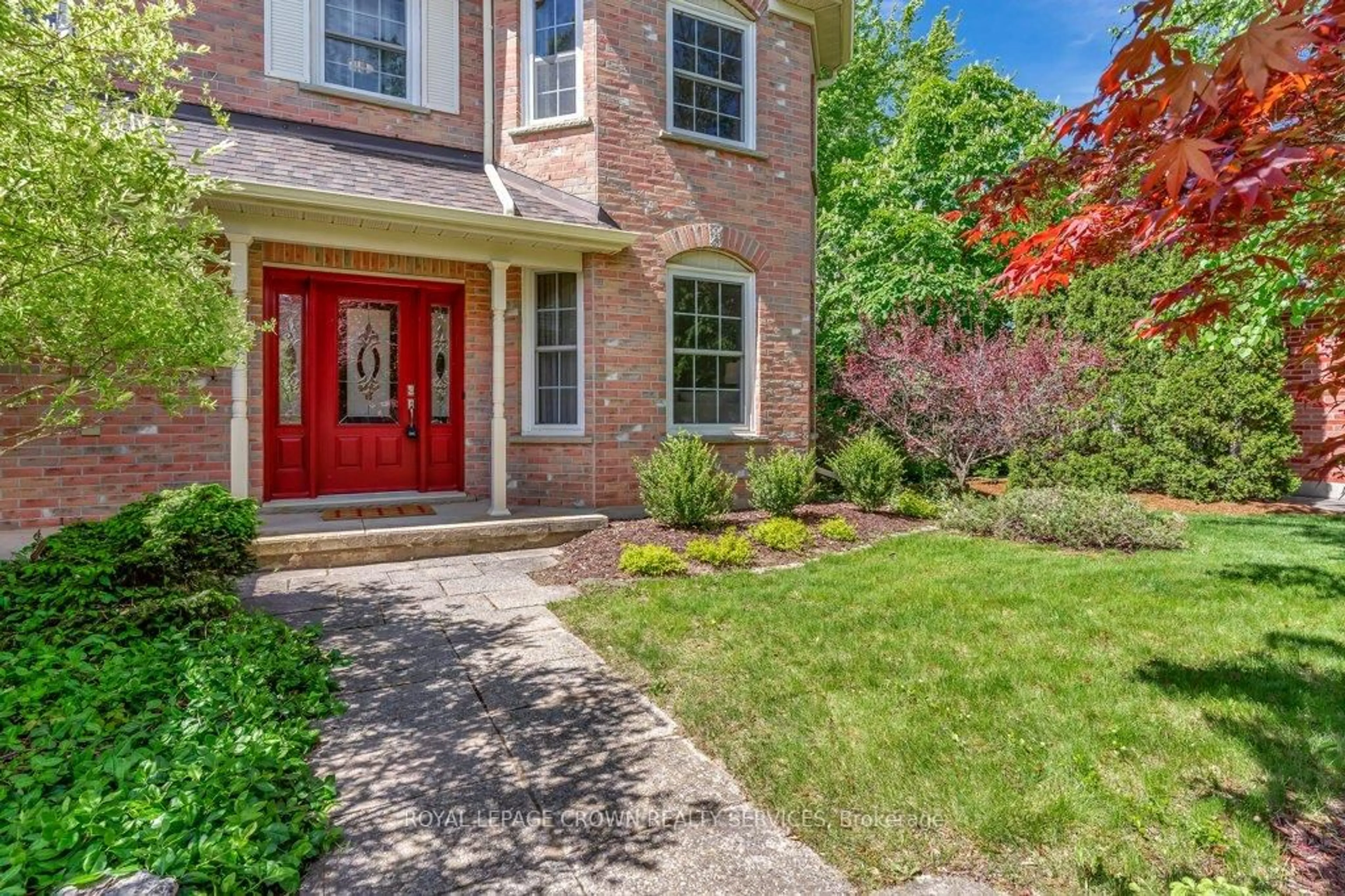 Home with brick exterior material, street for 10 Huntingwood Crt, Kitchener Ontario N2P 2A7