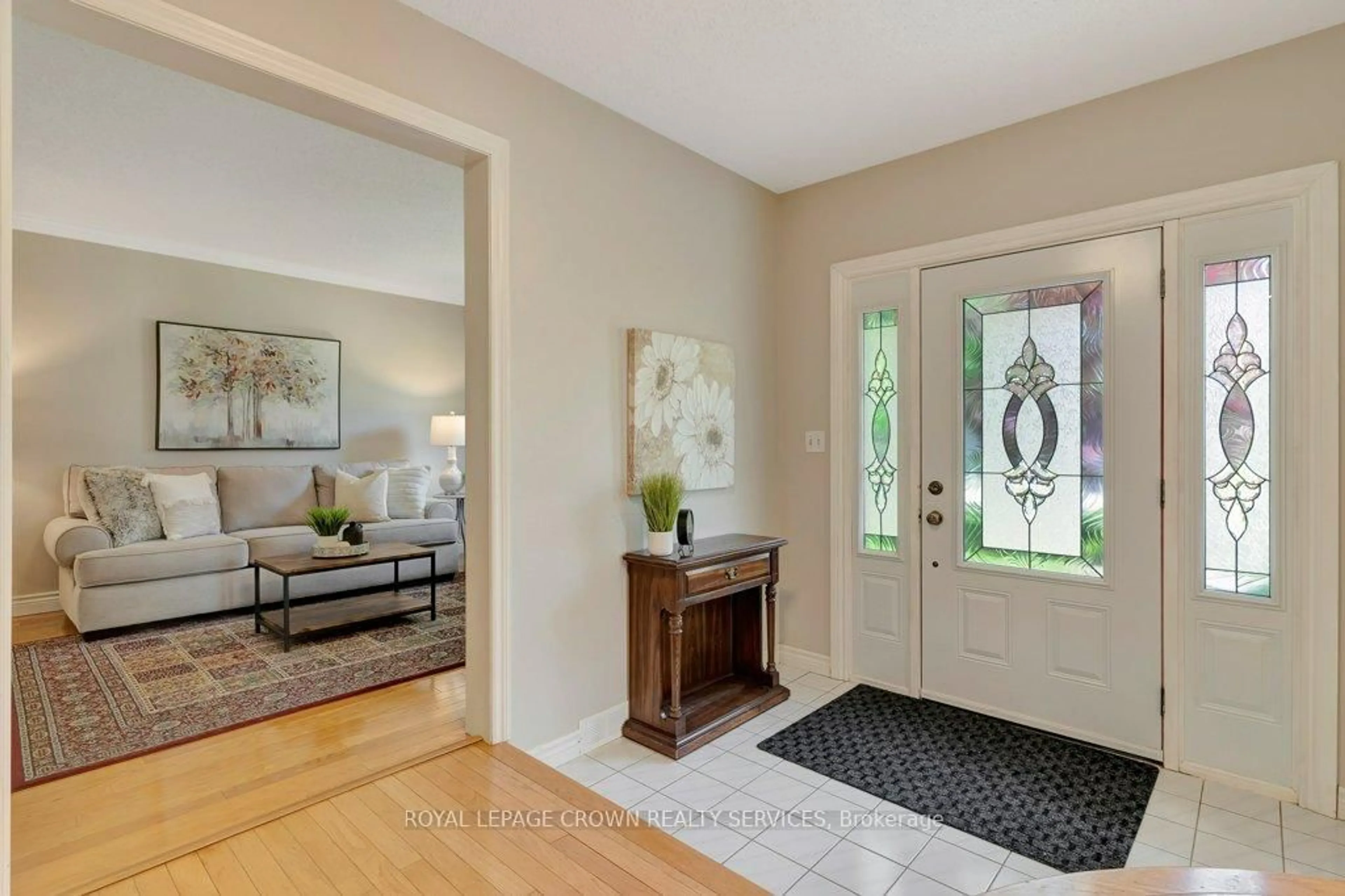 Indoor entryway for 10 Huntingwood Crt, Kitchener Ontario N2P 2A7