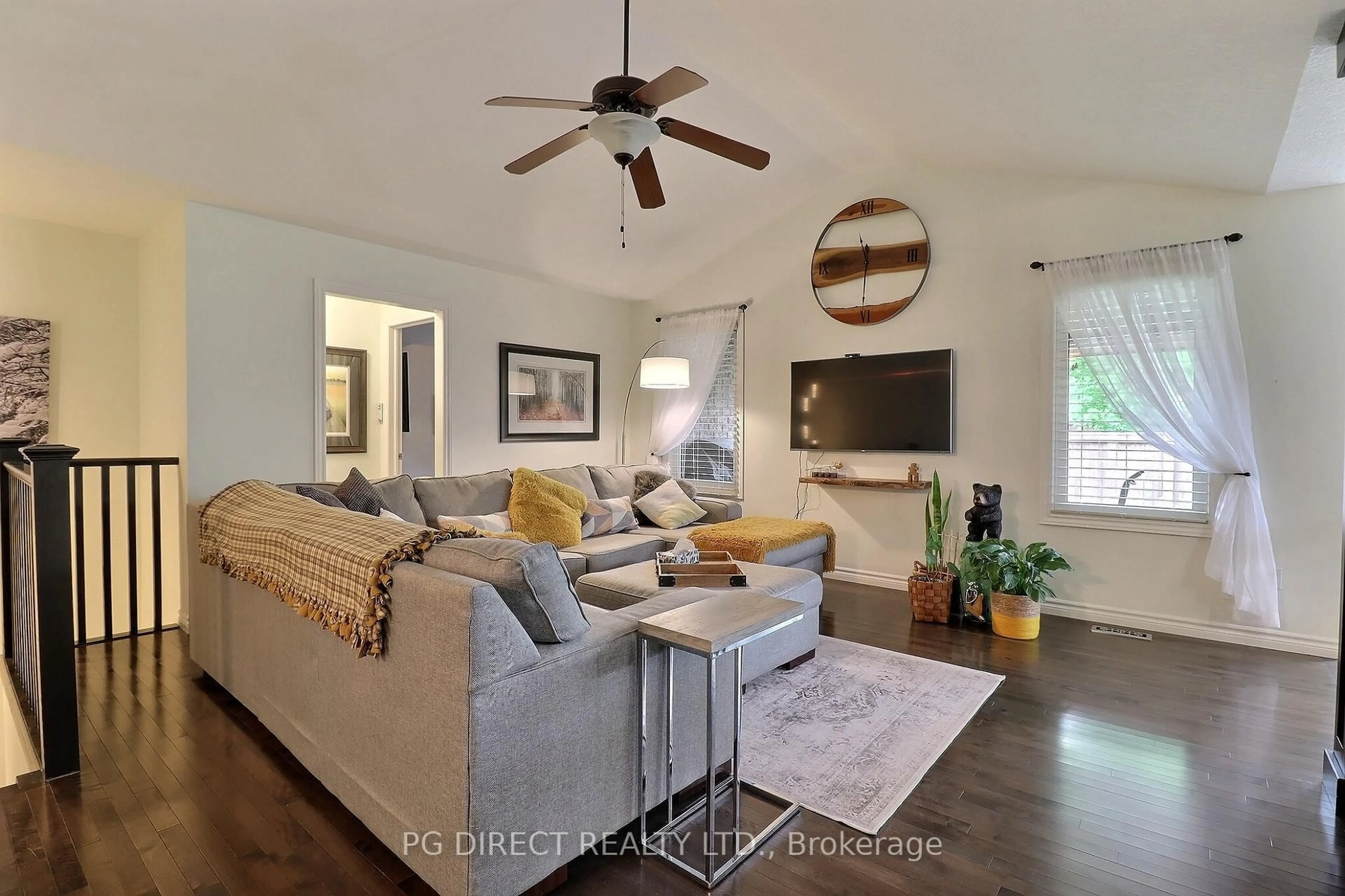 Living room with furniture, unknown for 8 Primrose Crt, St. Thomas Ontario N5P 0B3