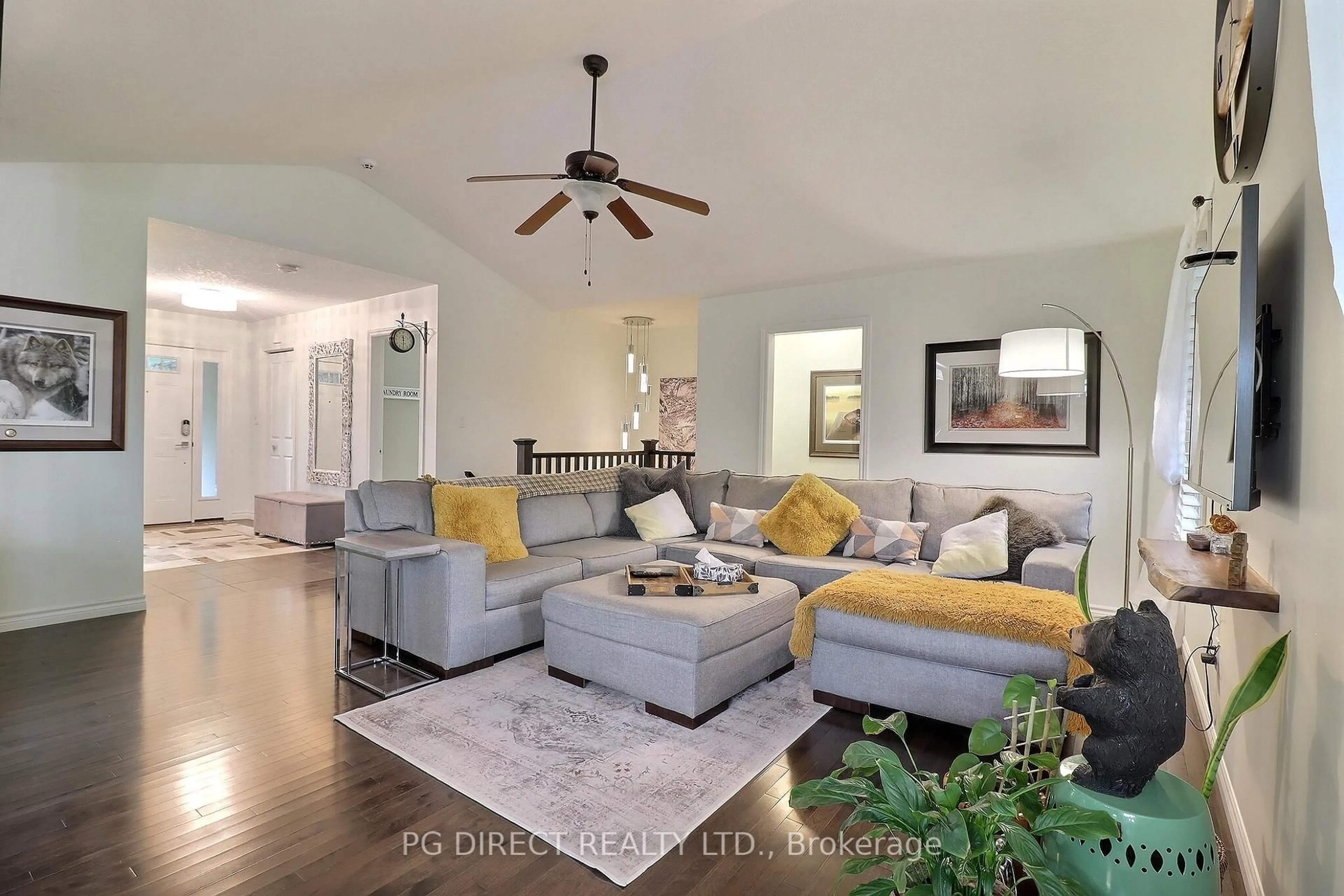Living room with furniture, unknown for 8 Primrose Crt, St. Thomas Ontario N5P 0B3