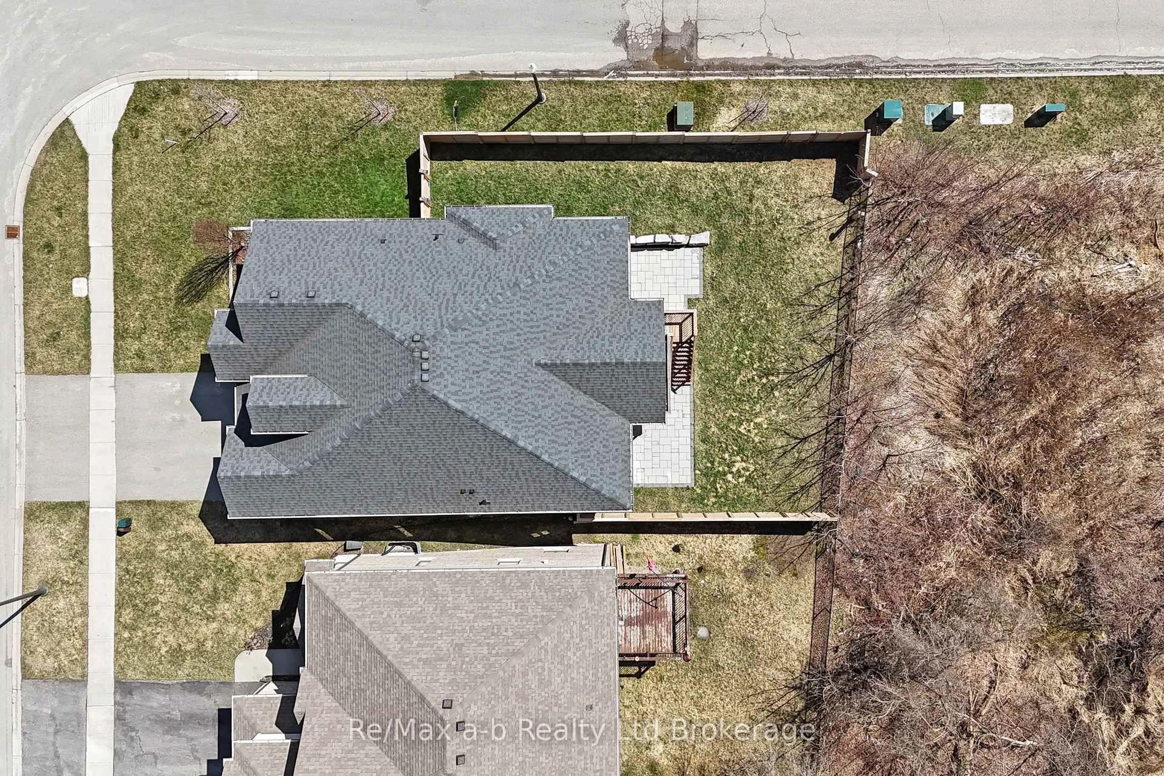A pic from outside/outdoor area/front of a property/back of a property/a pic from drone, street for 255 Wedgewood Dr, Woodstock Ontario N4T 0J1