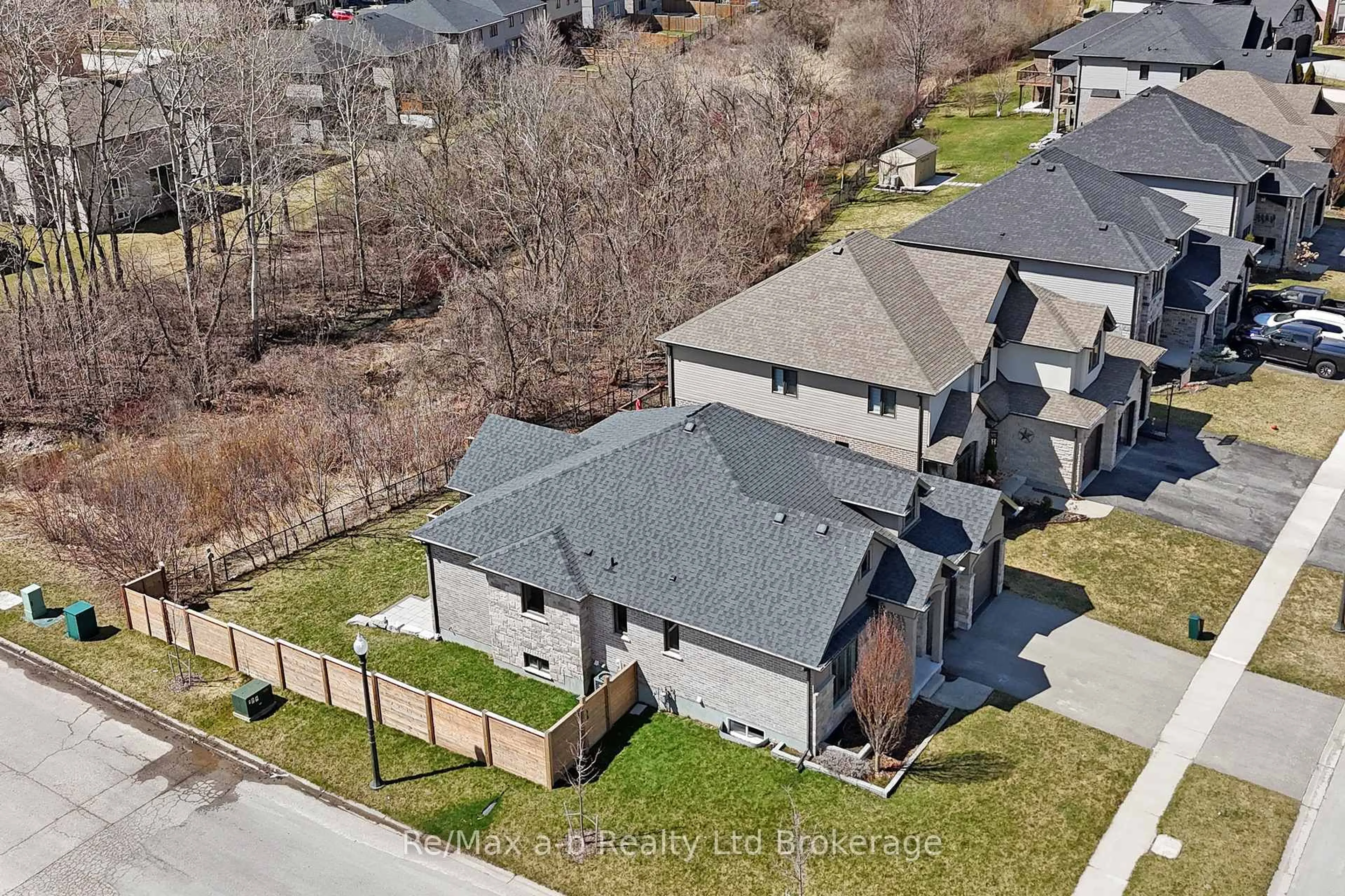 A pic from outside/outdoor area/front of a property/back of a property/a pic from drone, street for 255 Wedgewood Dr, Woodstock Ontario N4T 0J1