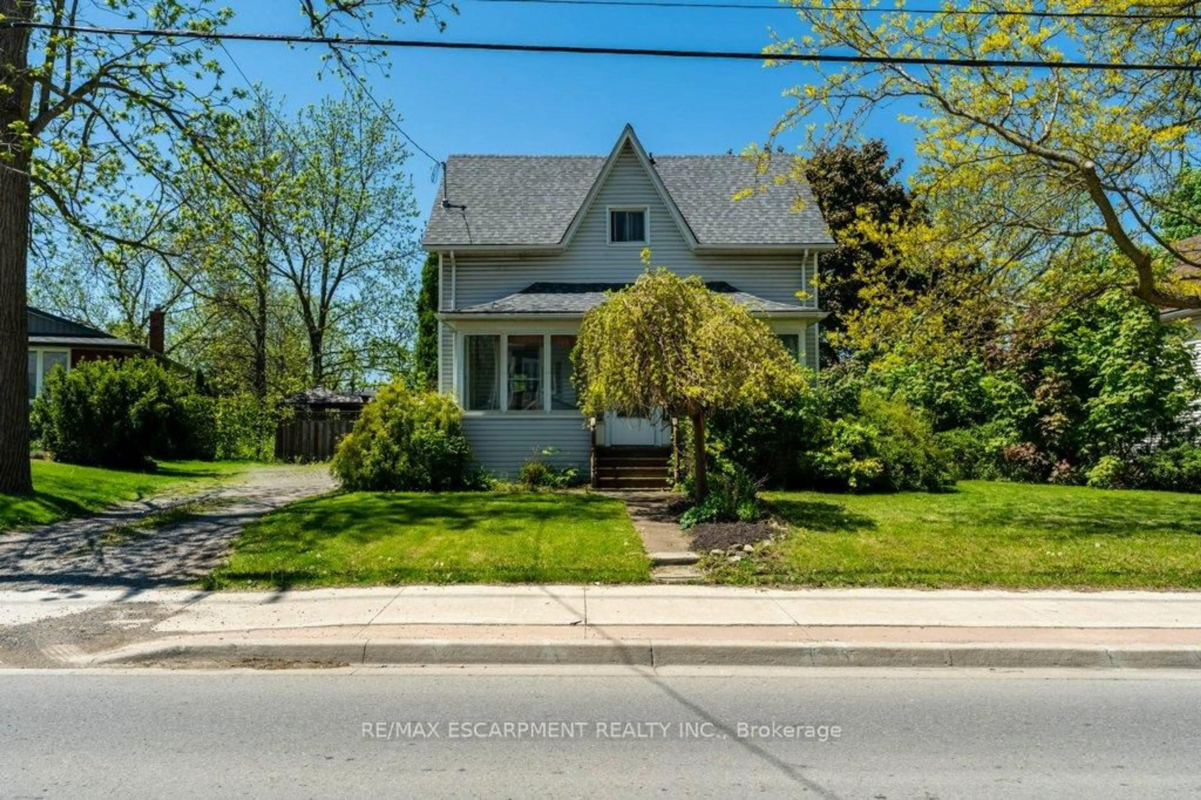 A pic from outside/outdoor area/front of a property/back of a property/a pic from drone, street for 4216 Mountain St, Lincoln Ontario L0R 1B0