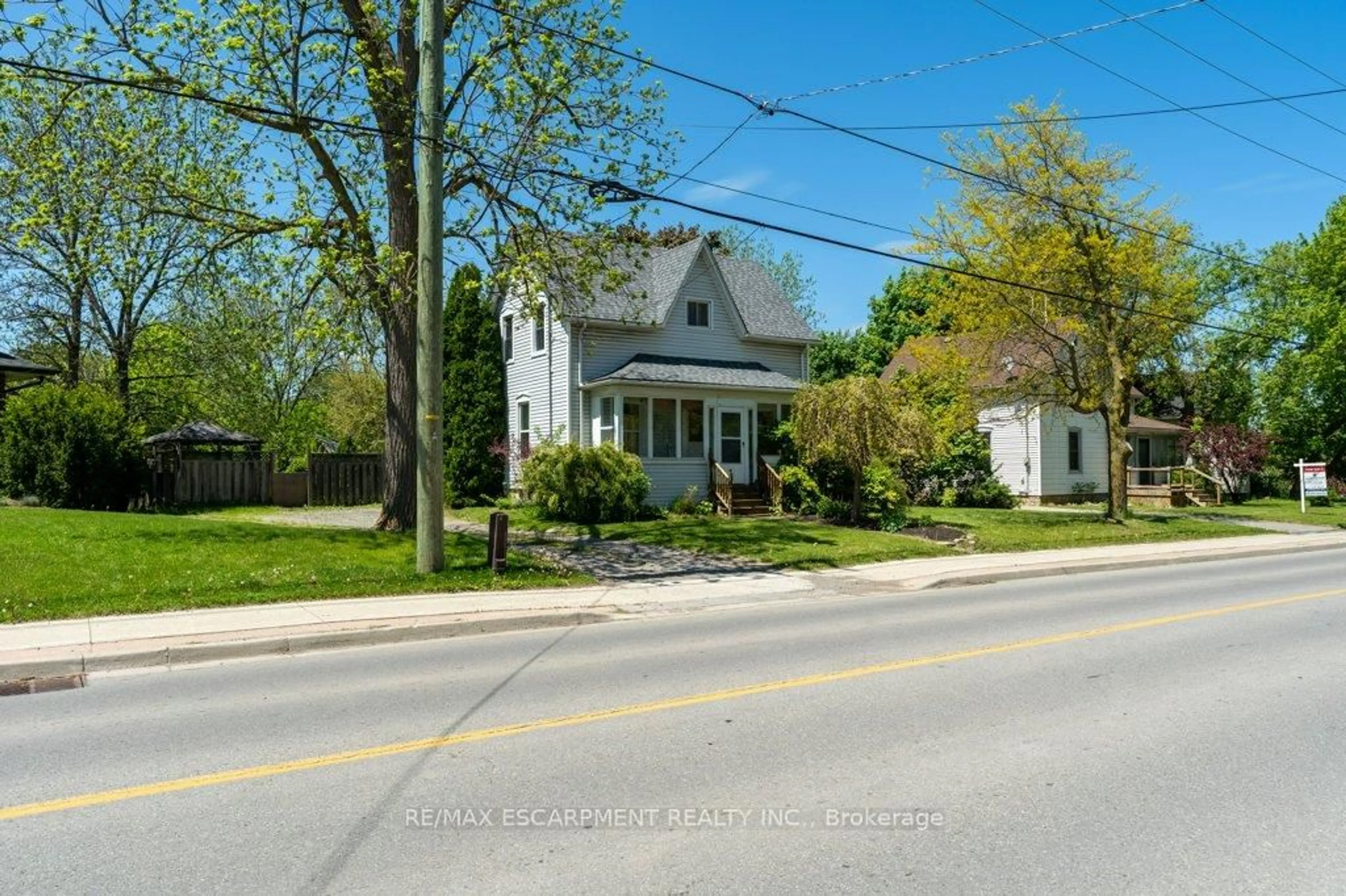 A pic from outside/outdoor area/front of a property/back of a property/a pic from drone, street for 4216 Mountain St, Lincoln Ontario L0R 1B0