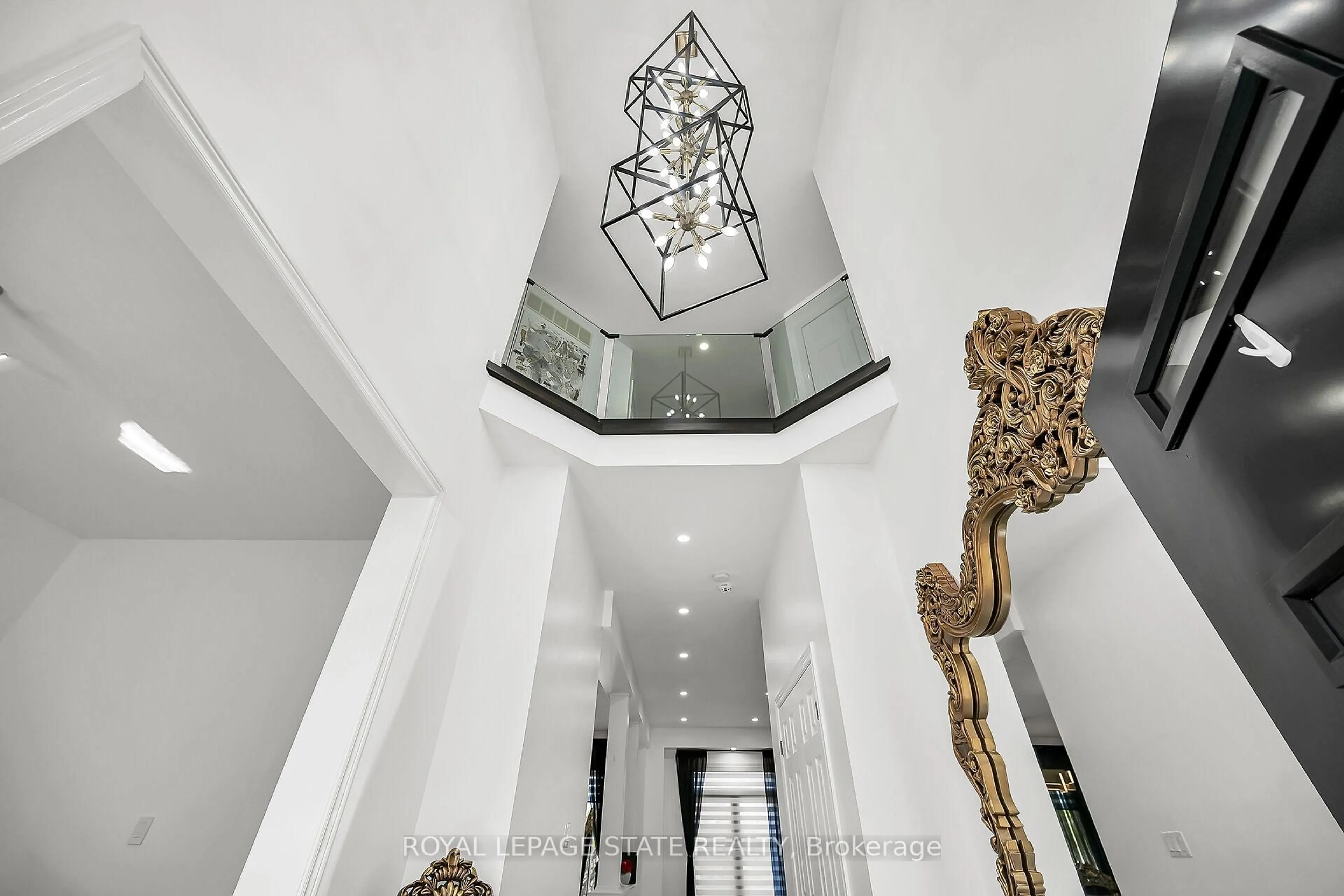 Indoor foyer for 137 Diiorio Circ, Hamilton Ontario L9K 1T3
