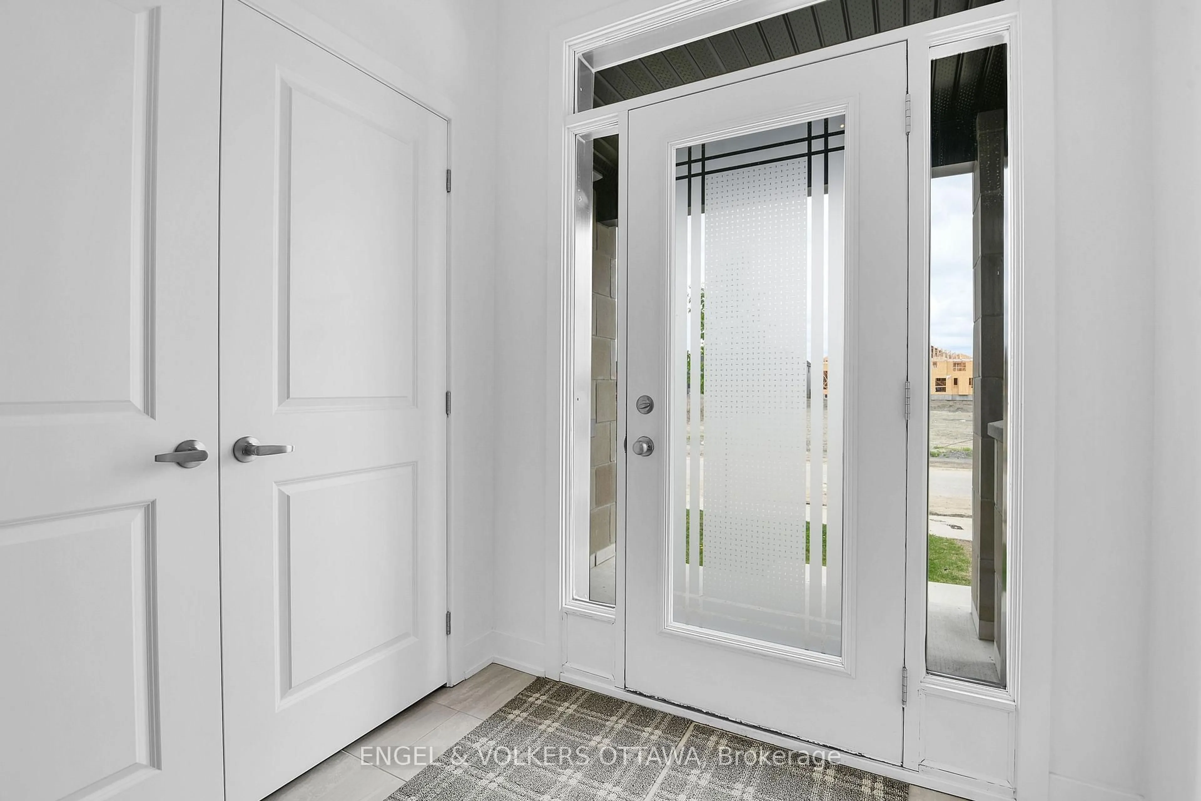 Indoor entryway for 266 Monticello Ave, Ottawa Ontario K2S 2S1