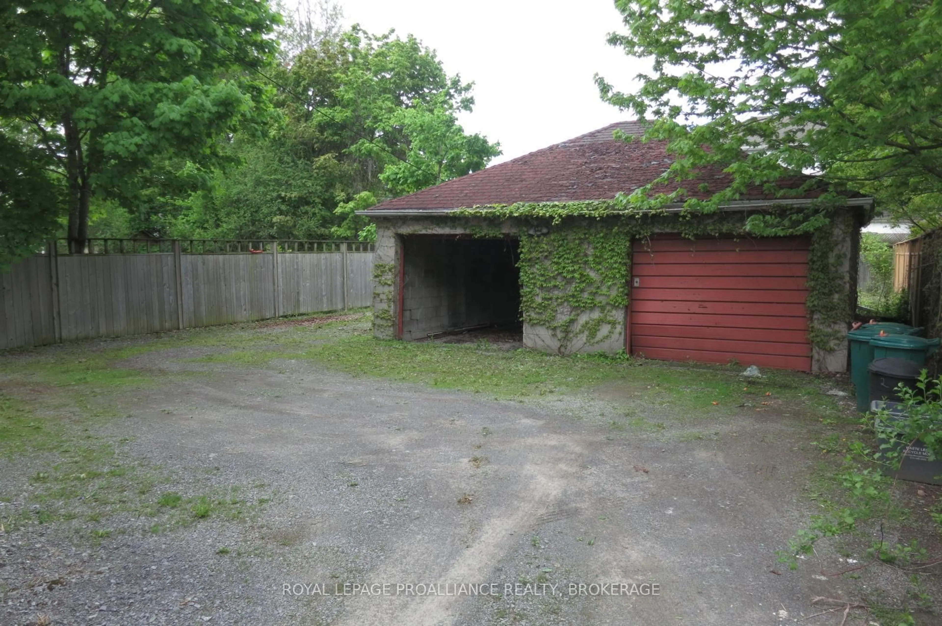 Shed for 418 College St, Kingston Ontario K7L 4M7