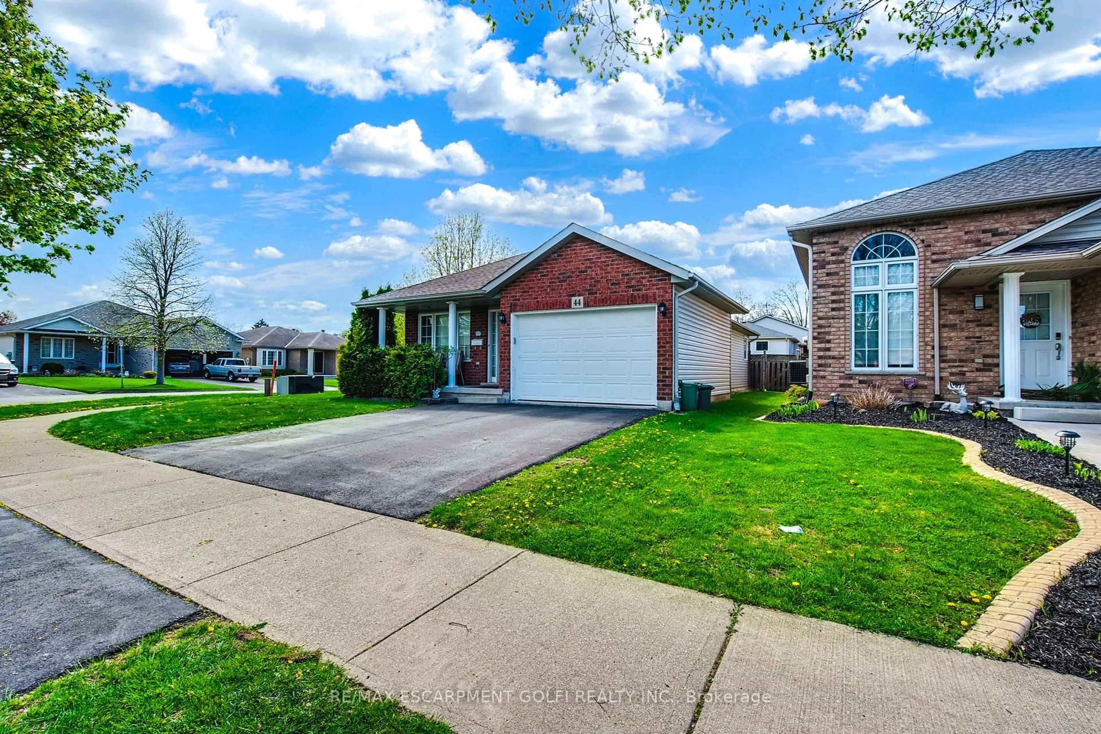 Home with brick exterior material, street for 44 Lea Cres, Welland Ontario L3C 7J6