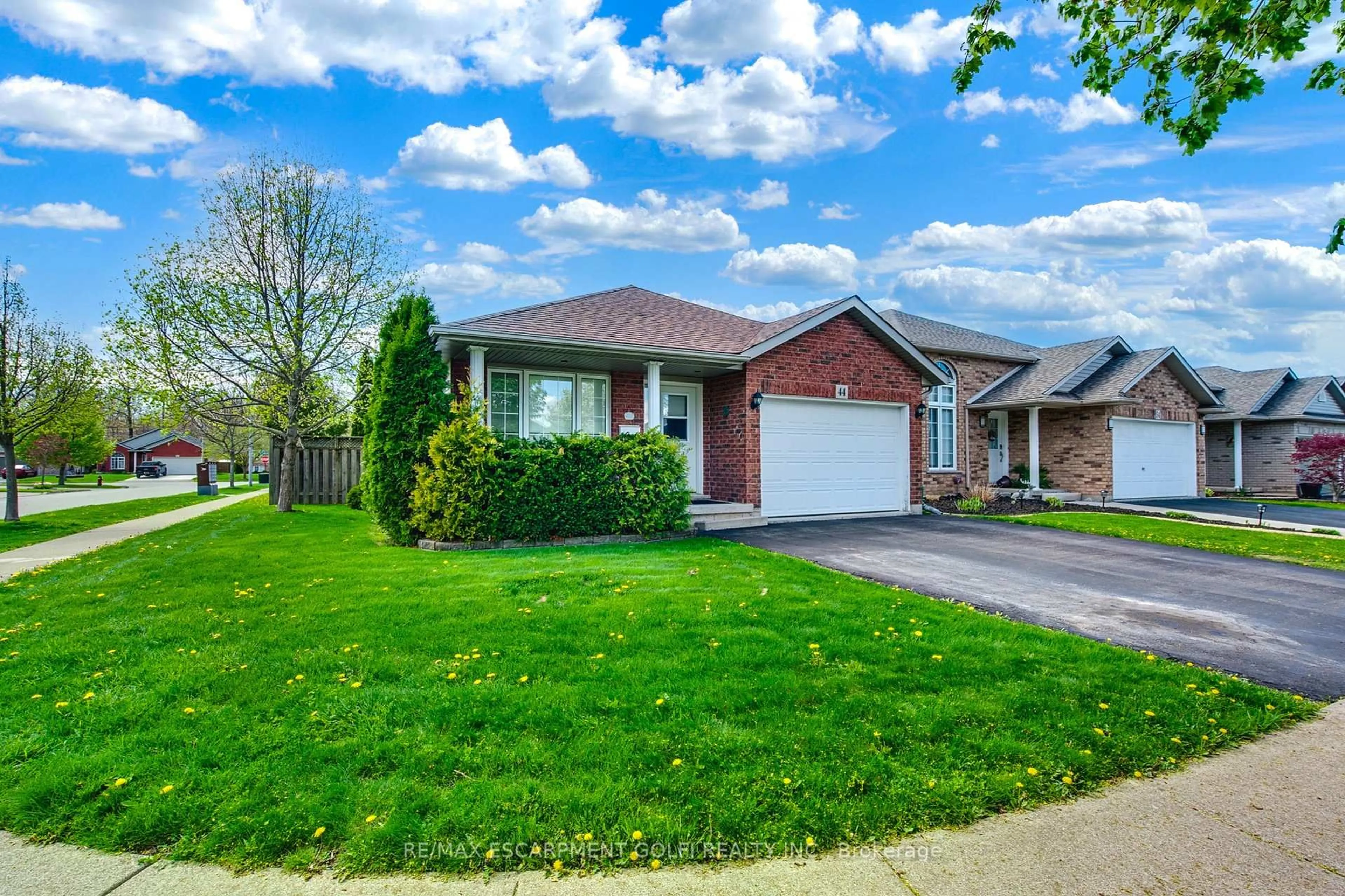 Home with brick exterior material, street for 44 Lea Cres, Welland Ontario L3C 7J6