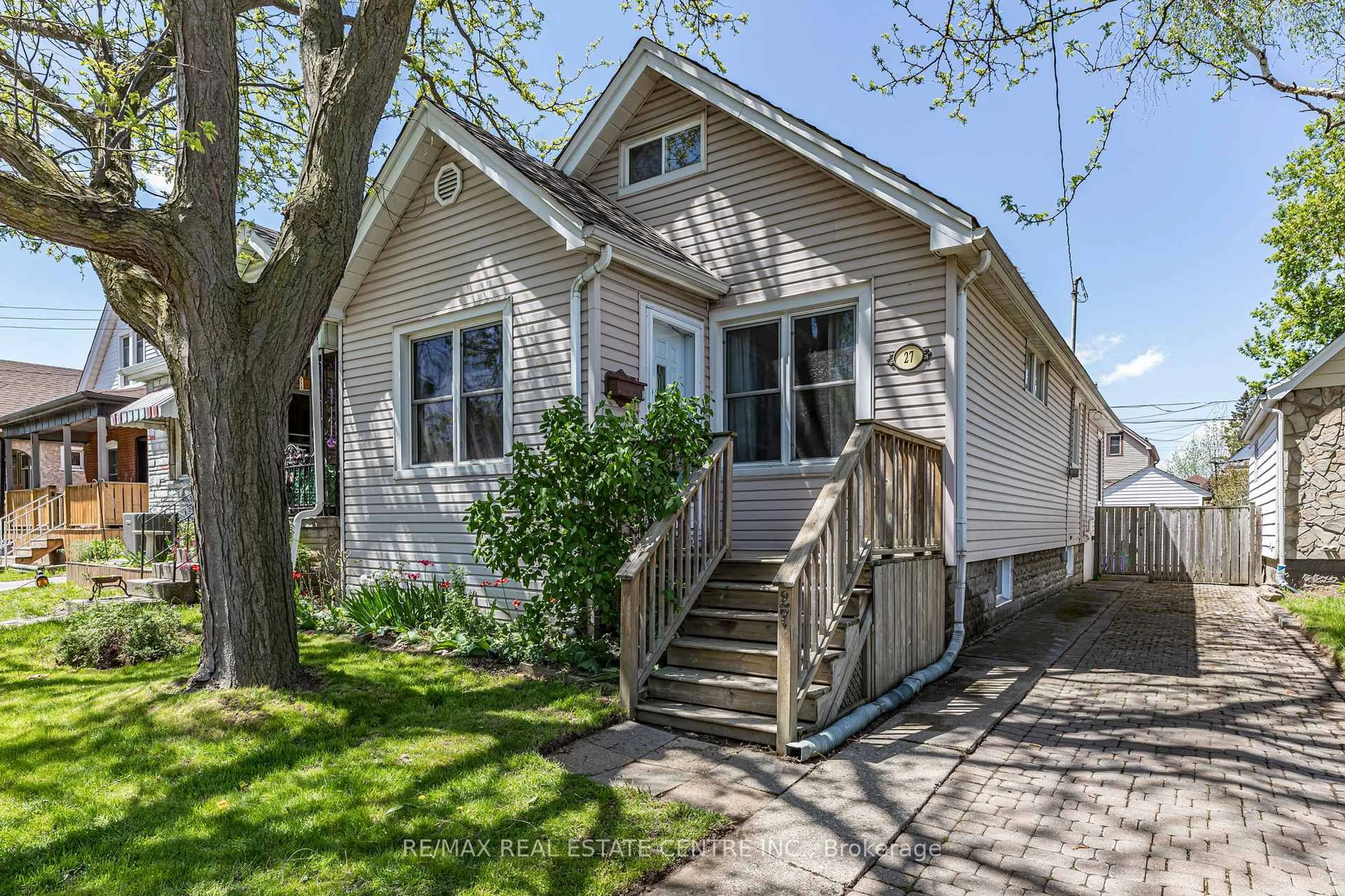 Home with vinyl exterior material, street for 27 Barons Ave, Hamilton Ontario L8H 5A3