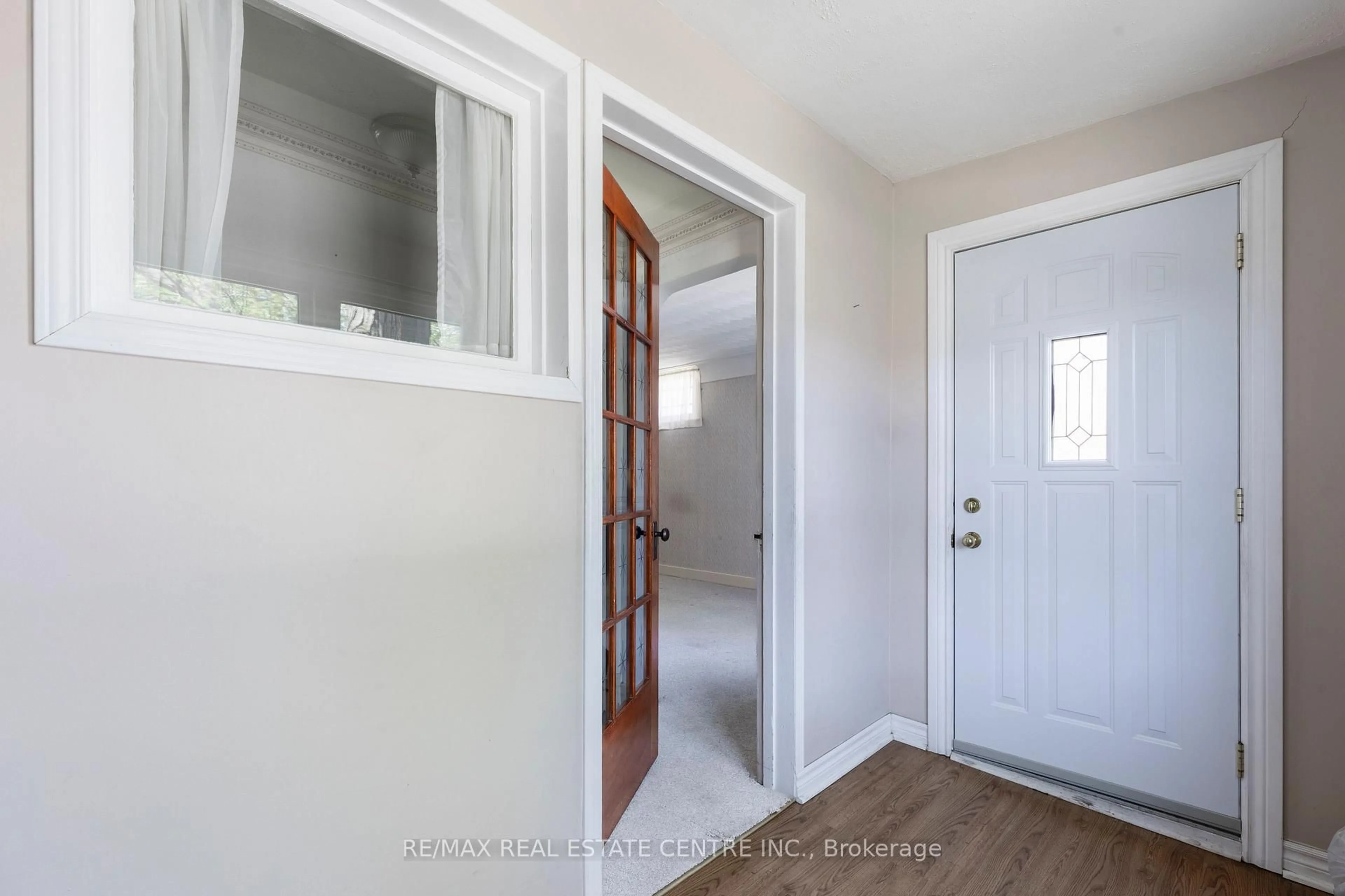 Indoor entryway for 27 Barons Ave, Hamilton Ontario L8H 5A3