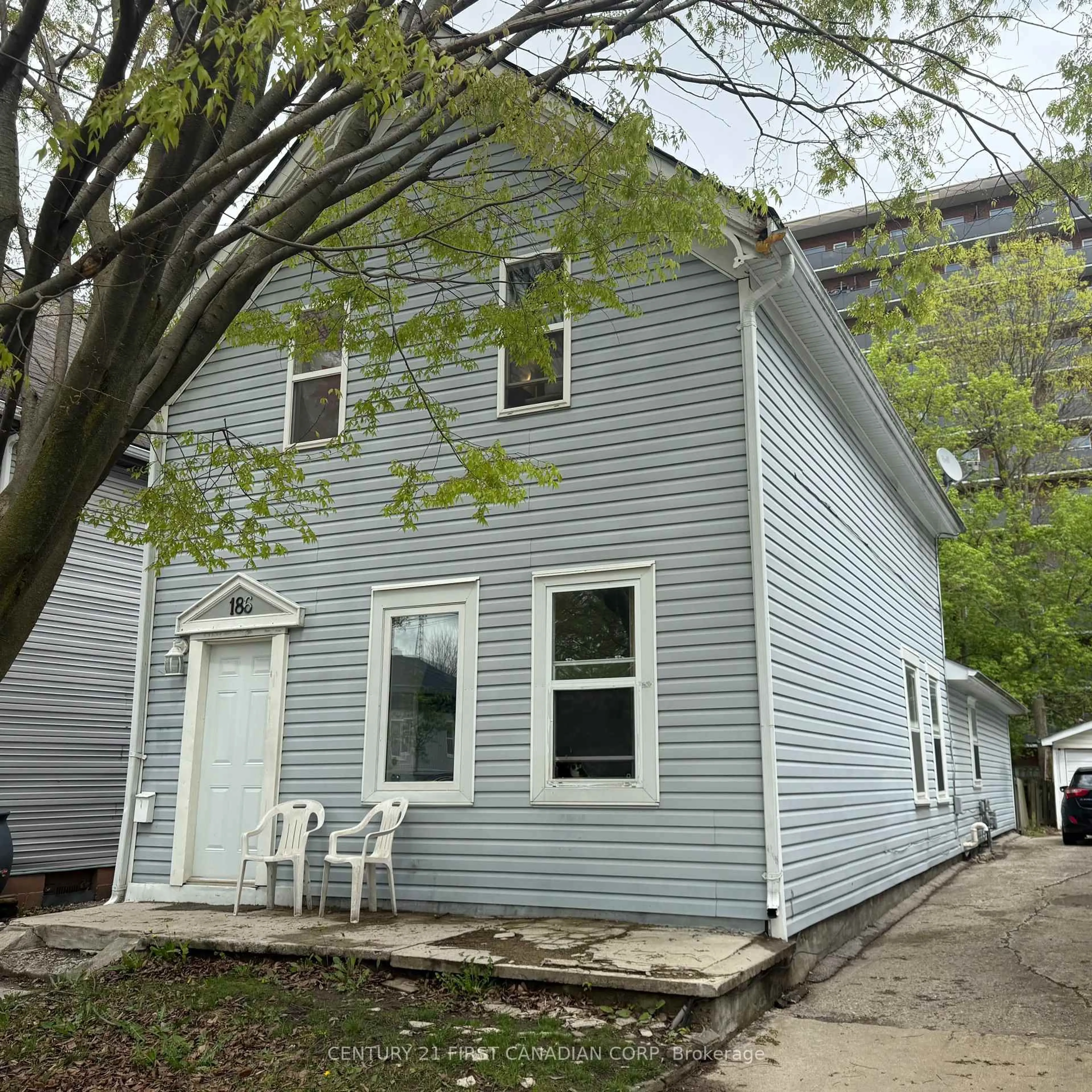 Home with vinyl exterior material, street for 186 Clarence St, London East Ontario N6B 2J7