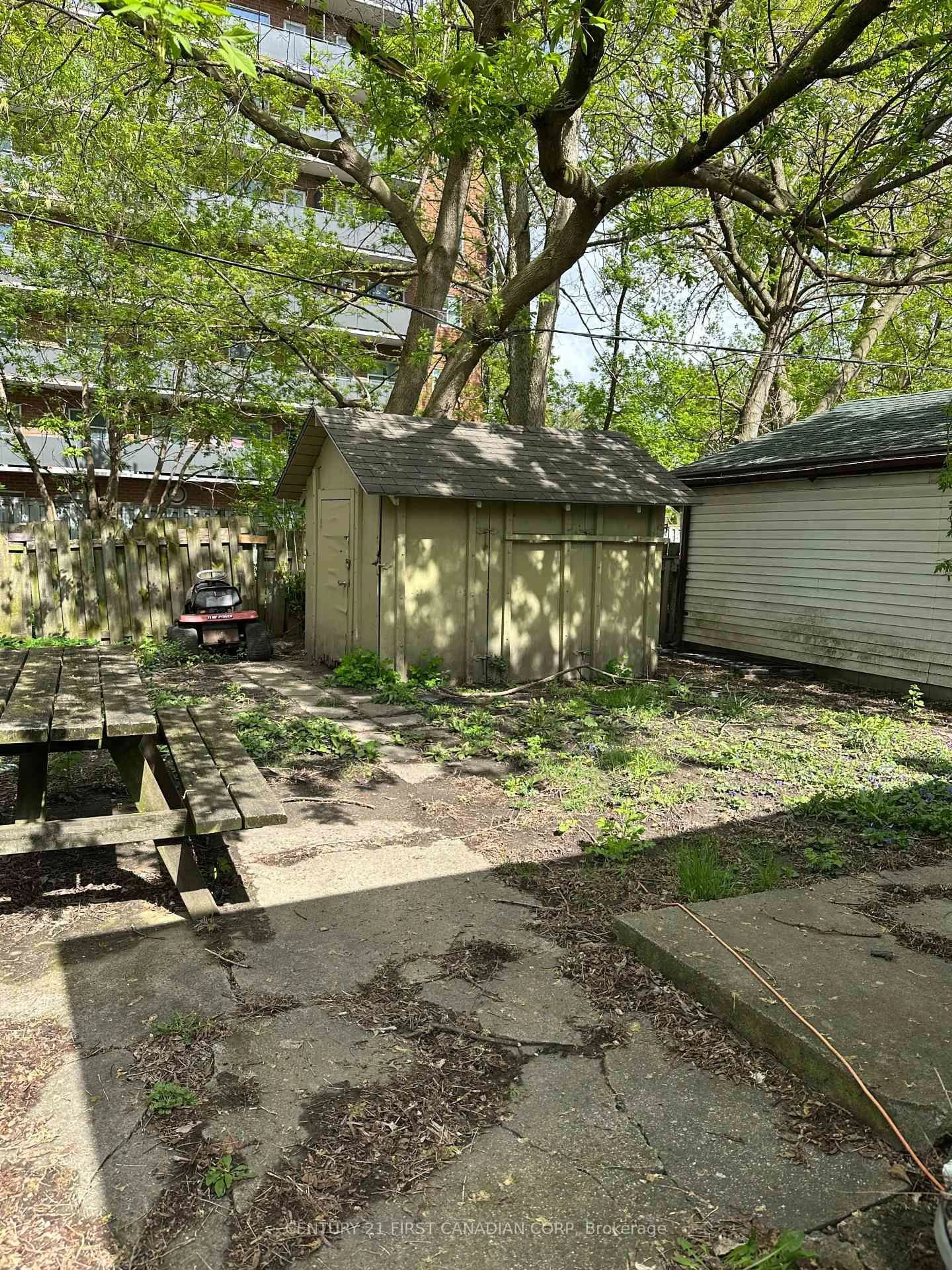 Shed for 186 Clarence St, London East Ontario N6B 2J7