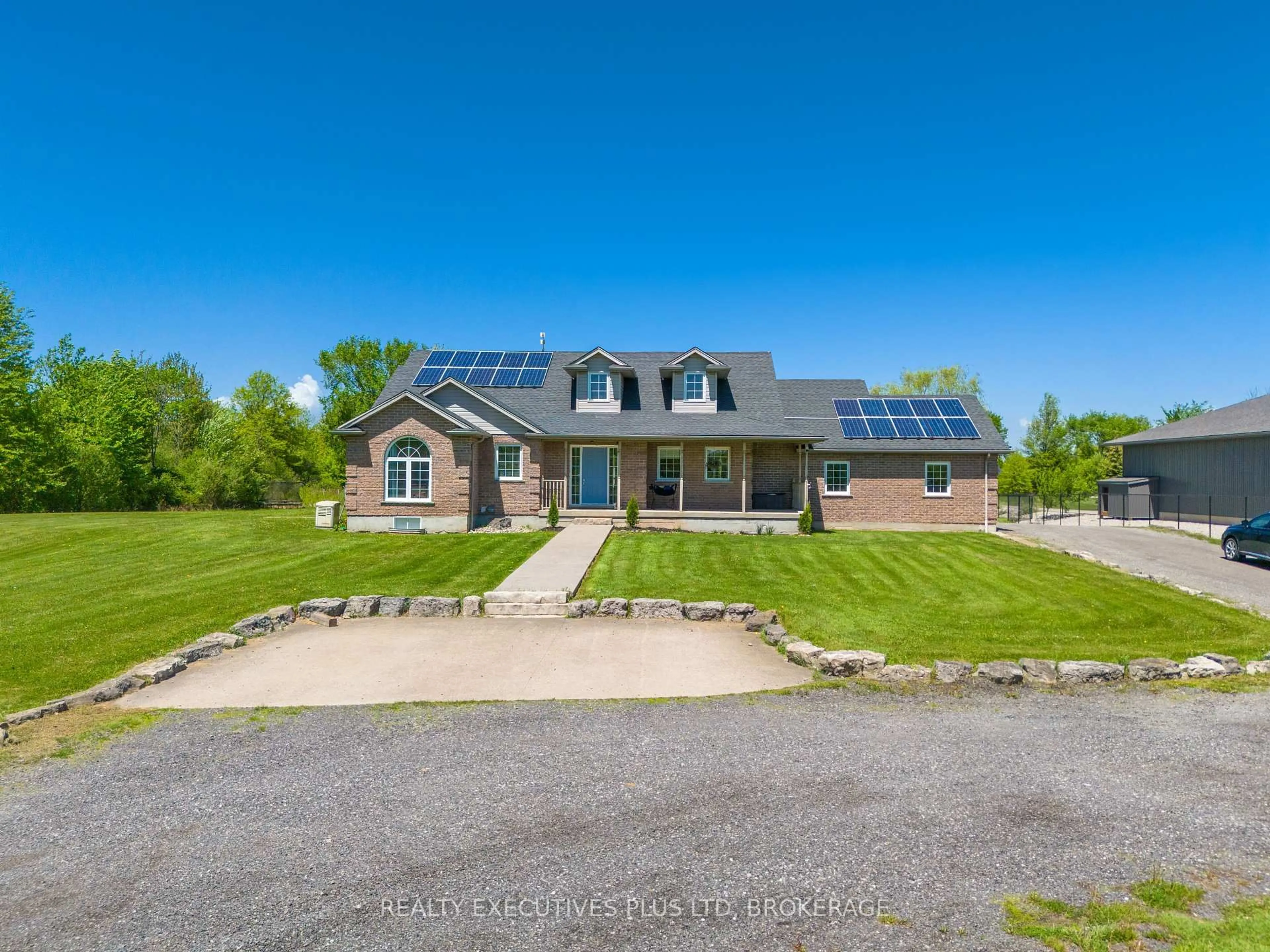 A pic from outside/outdoor area/front of a property/back of a property/a pic from drone, unknown for 4531 Weaver Rd, Niagara Falls Ontario L2E 6S6
