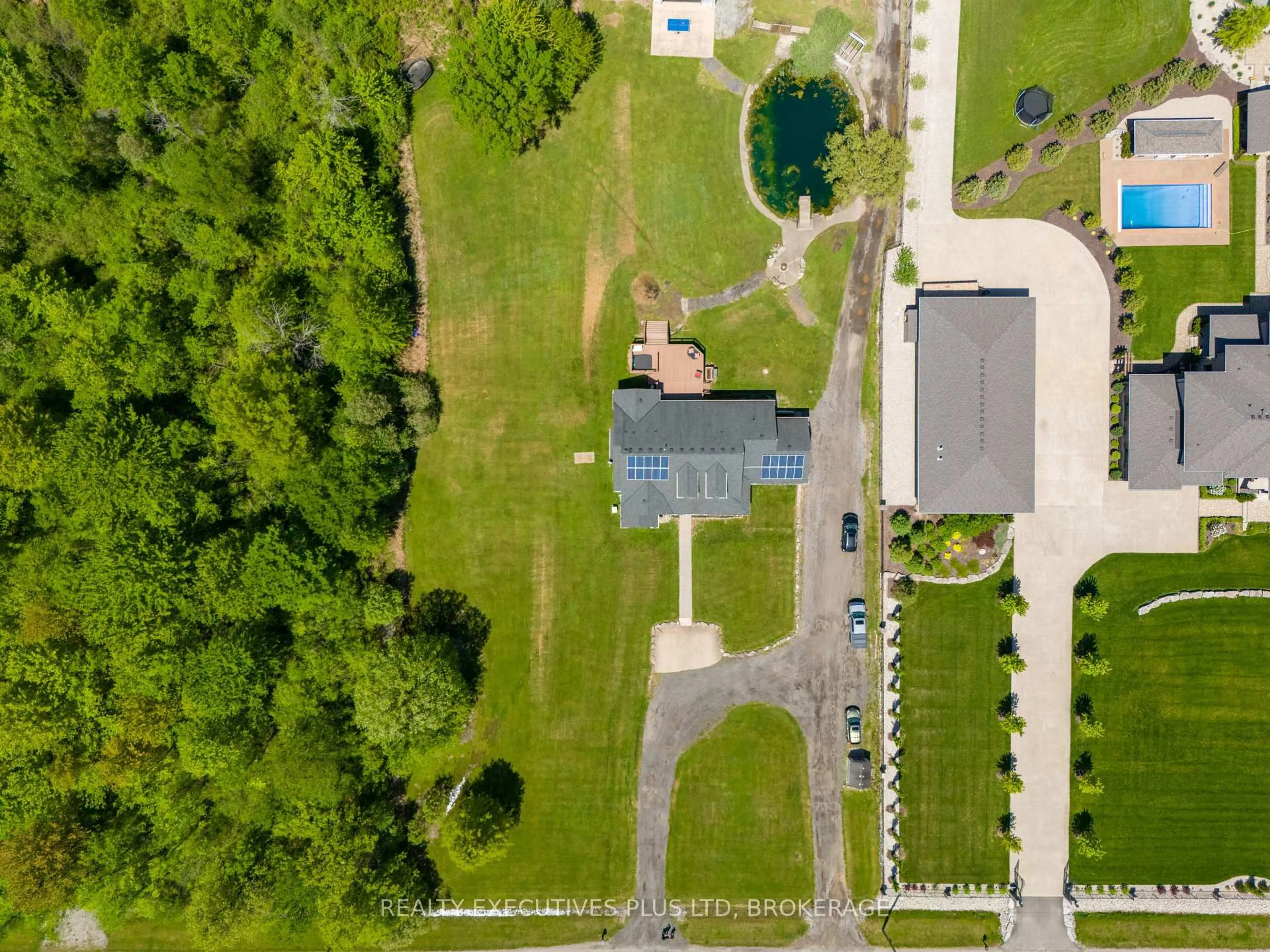 A pic from outside/outdoor area/front of a property/back of a property/a pic from drone, unknown for 4531 Weaver Rd, Niagara Falls Ontario L2E 6S6