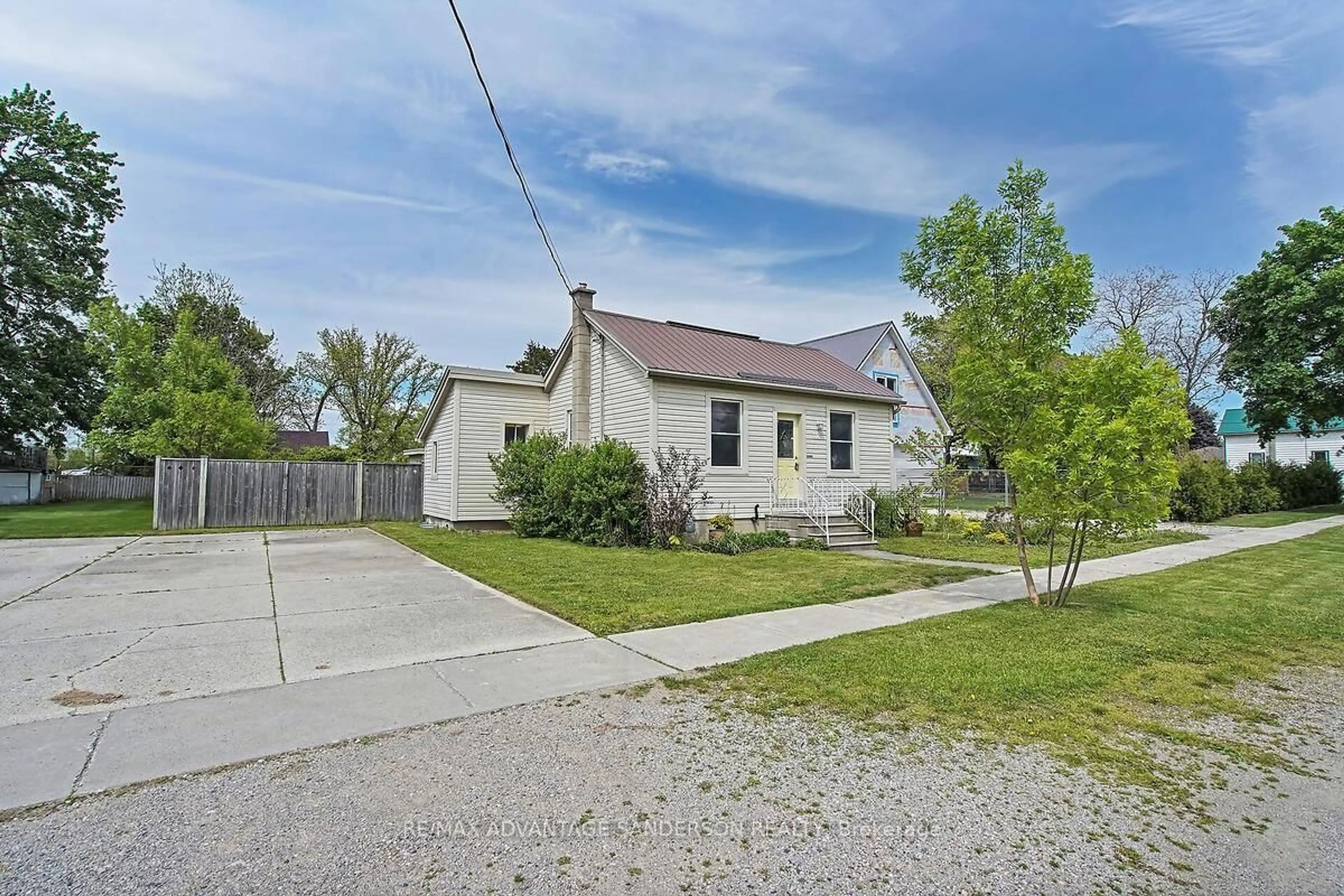 A pic from outside/outdoor area/front of a property/back of a property/a pic from drone, street for 116 George St, North Middlesex Ontario N0M 1A0