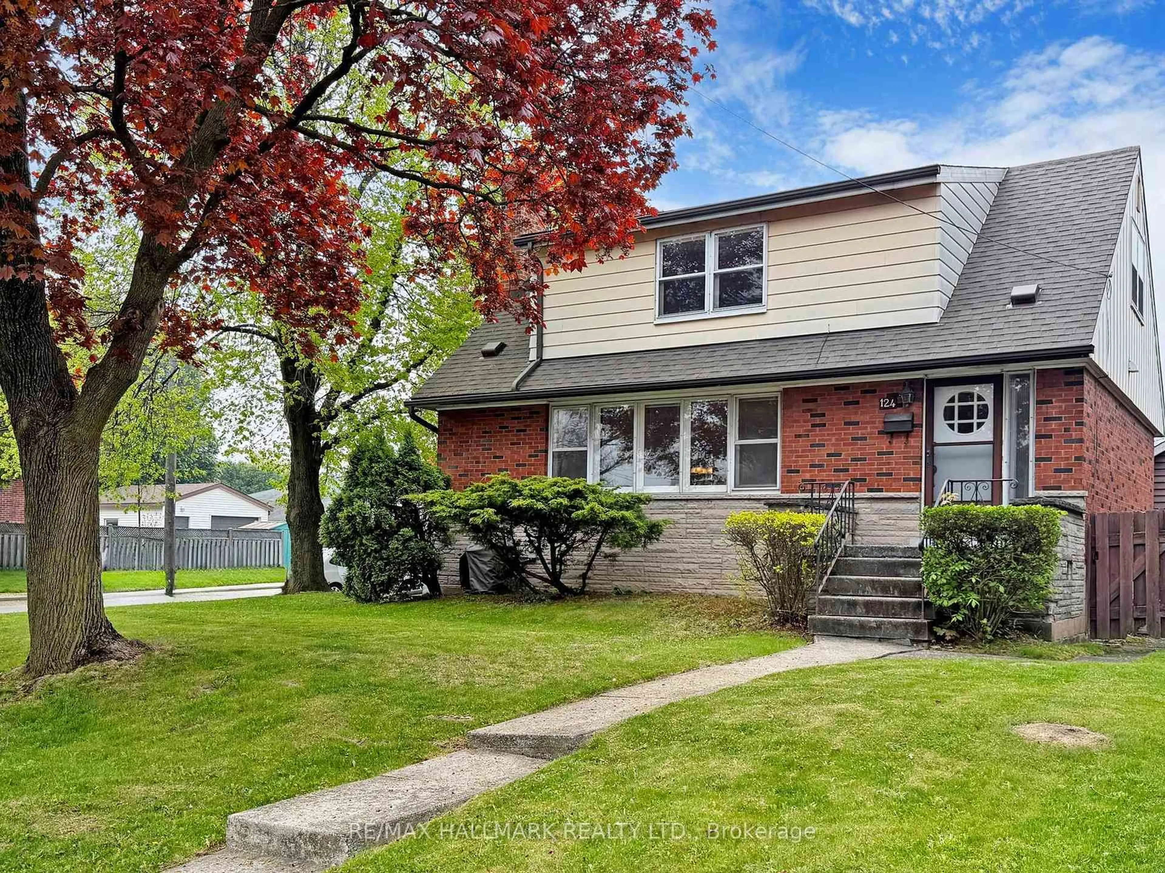 Home with vinyl exterior material, street for 124 Mcelroy Rd, Hamilton Ontario L9A 1Y9