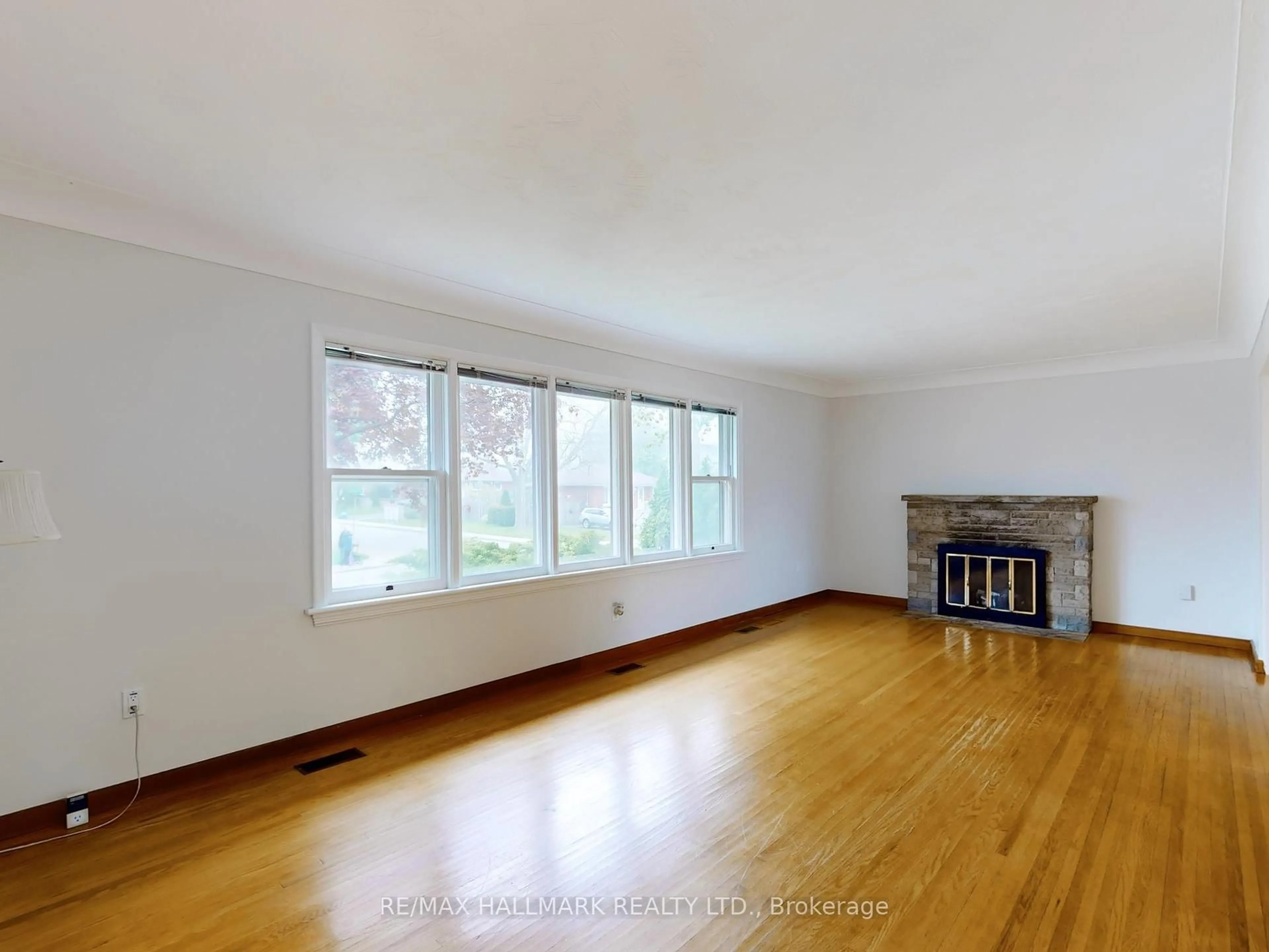 A pic of a room for 124 Mcelroy Rd, Hamilton Ontario L9A 1Y9