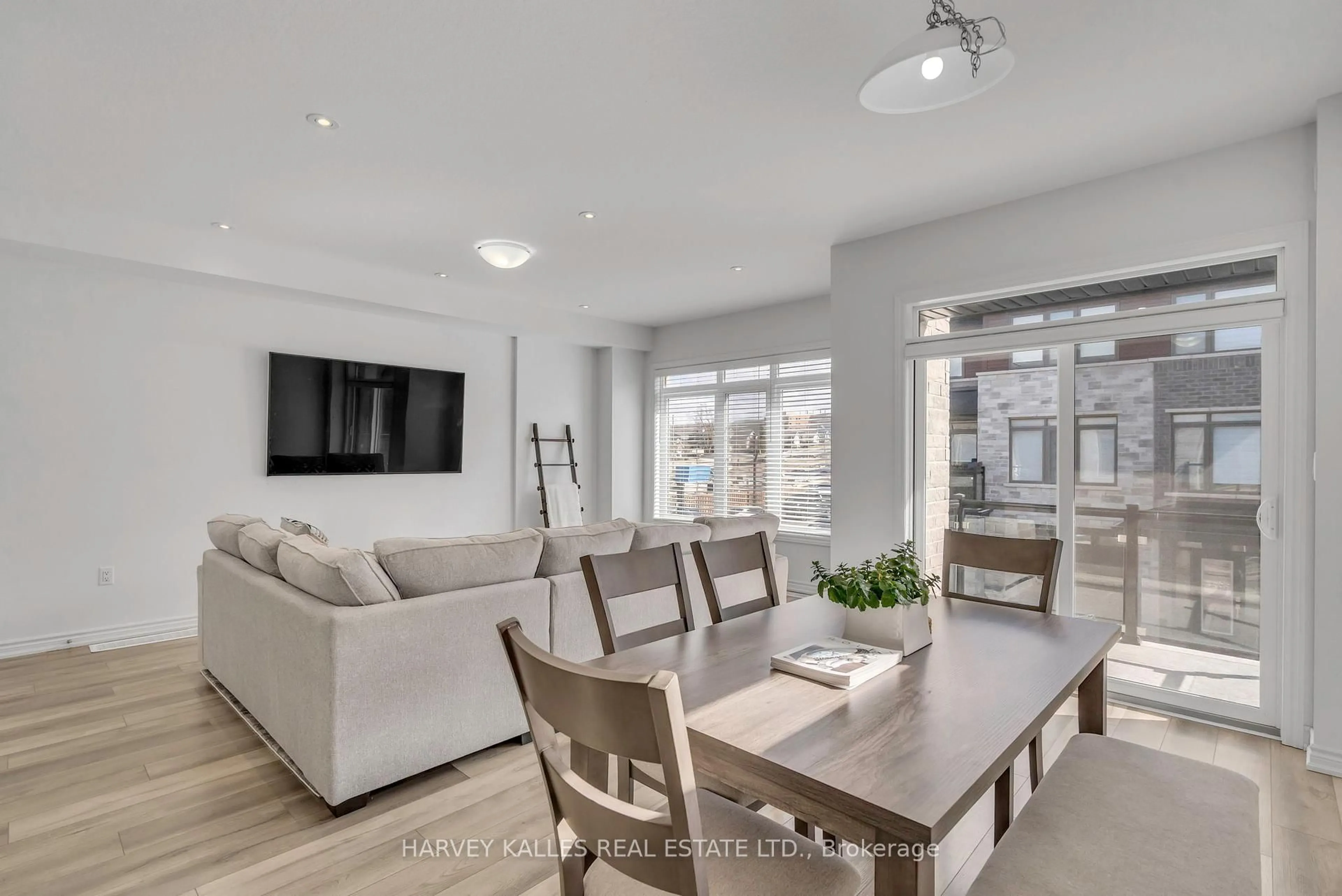 Living room with furniture, unknown for 5000 Connor Dr #4, Lincoln Ontario L3J 0S2