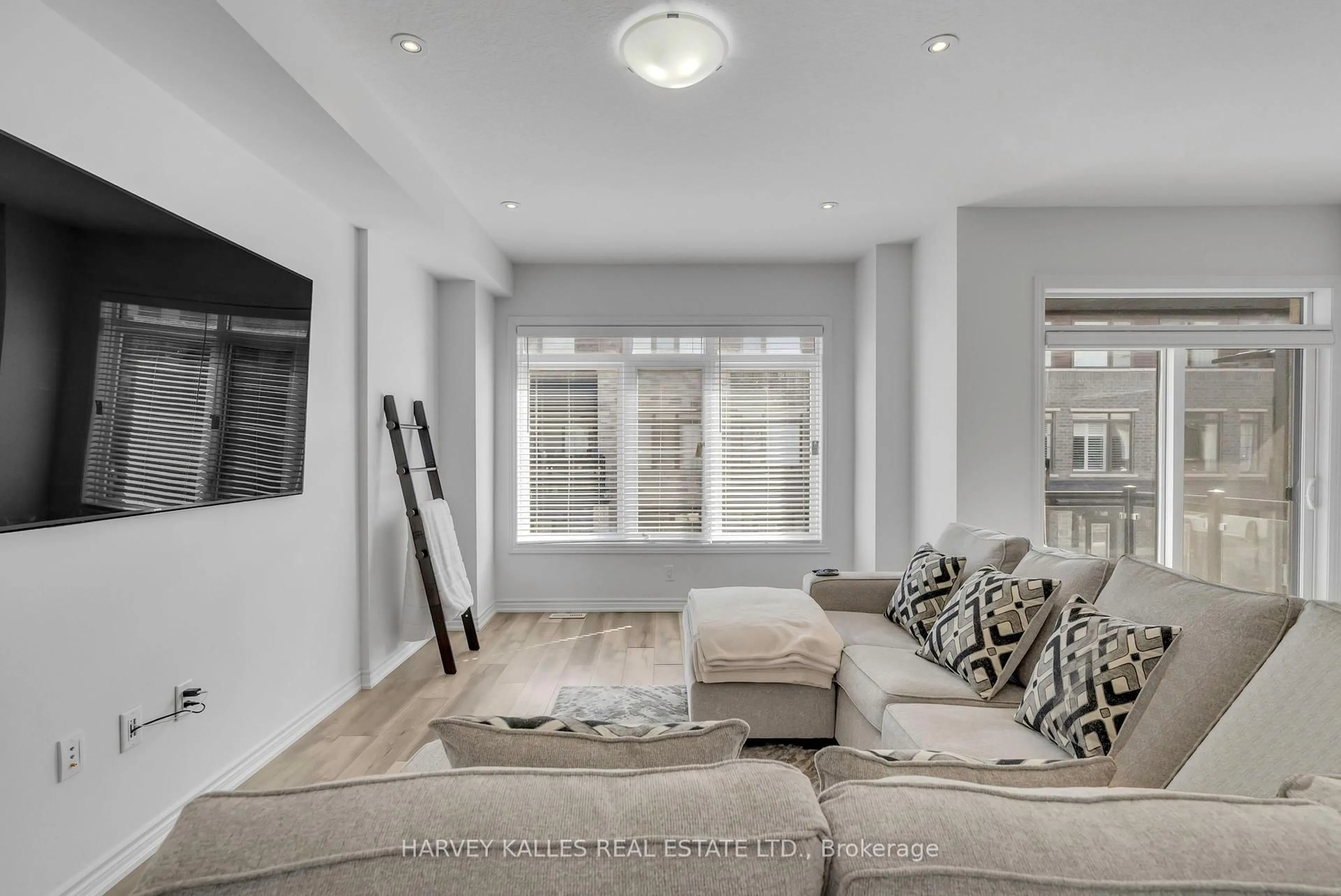 Living room with furniture, unknown for 5000 Connor Dr #4, Lincoln Ontario L3J 0S2