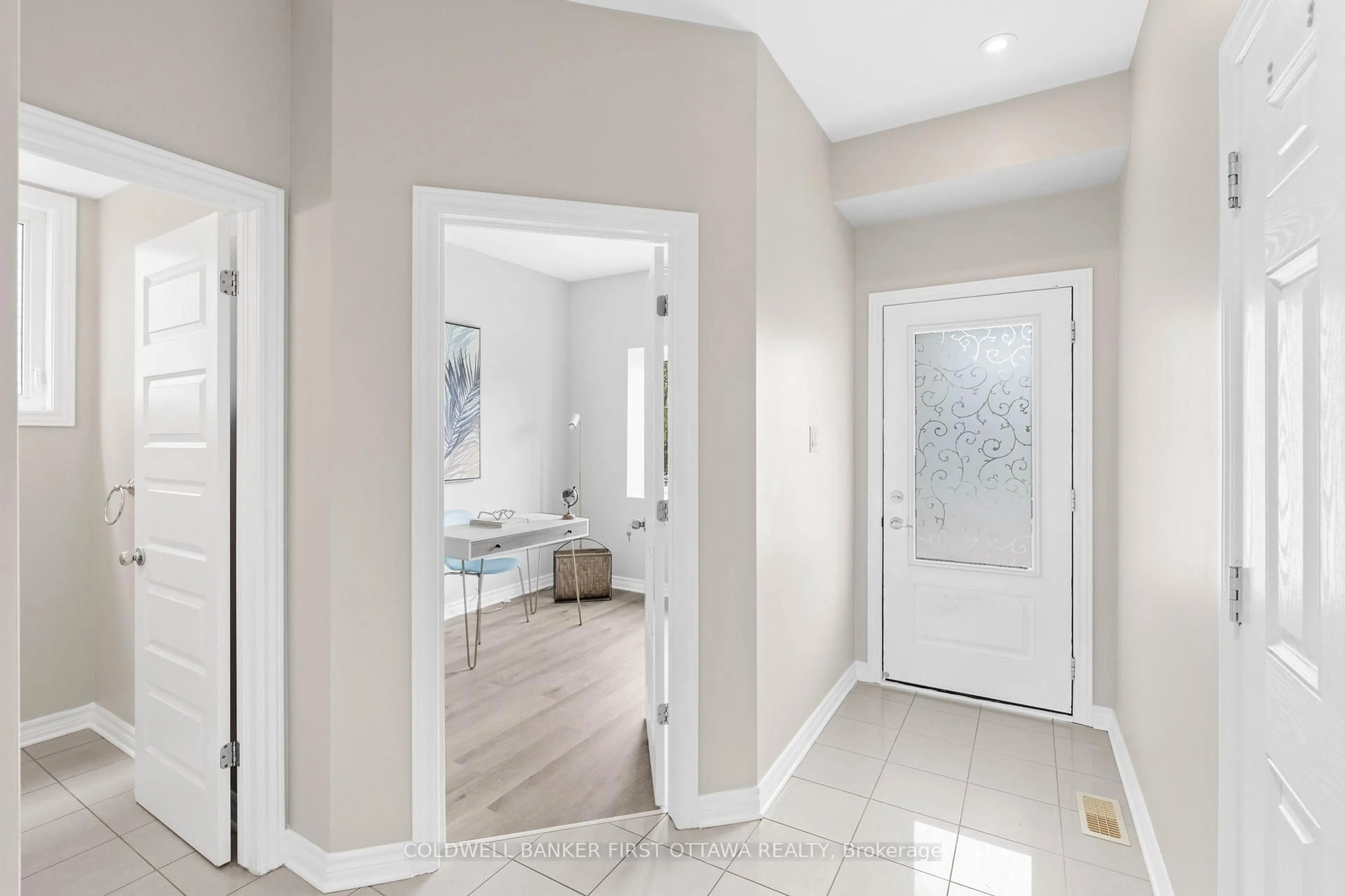 Indoor entryway for 2459 ESPRIT Dr, Ottawa Ontario K4A 0S3