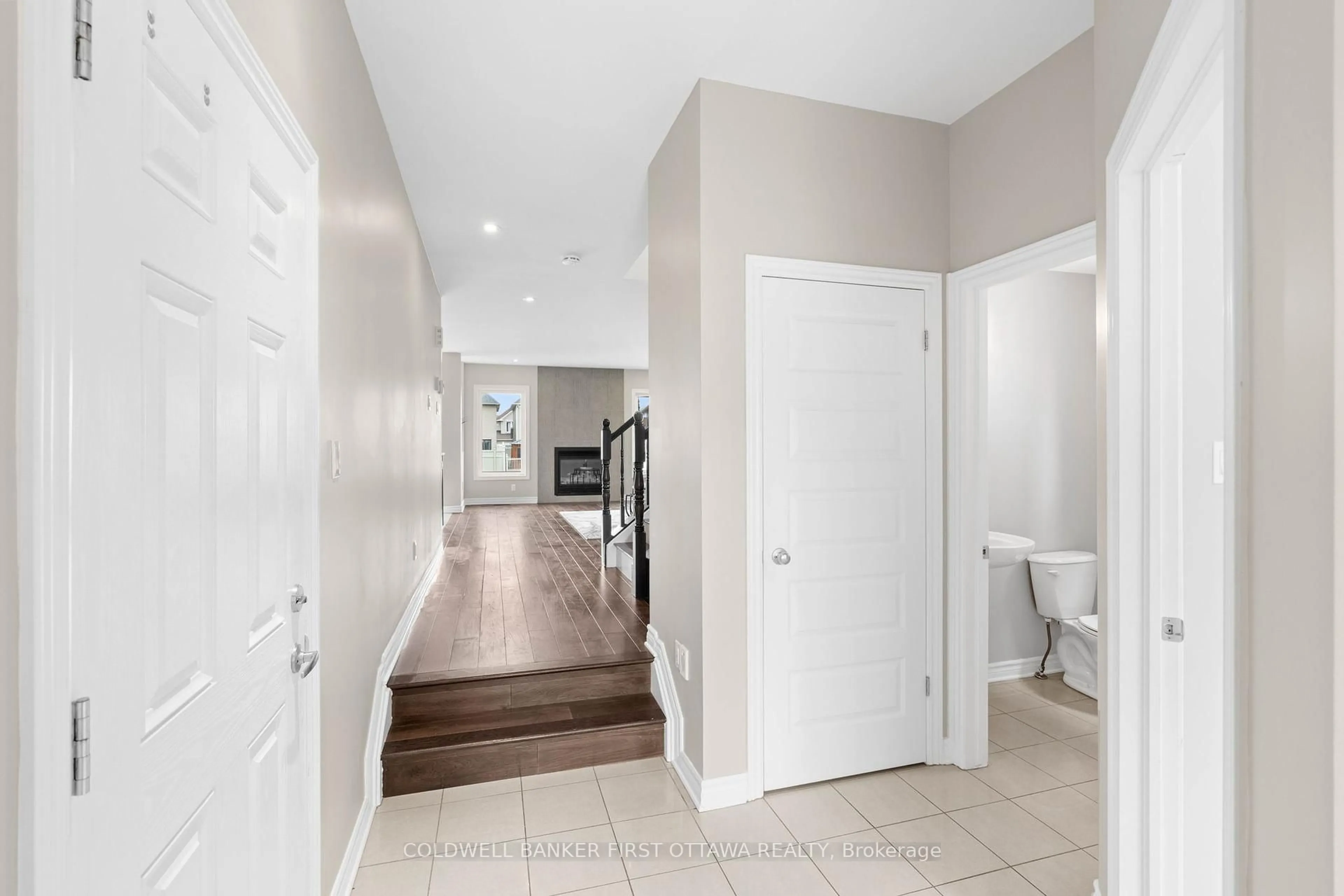 Indoor entryway for 2459 ESPRIT Dr, Ottawa Ontario K4A 0S3