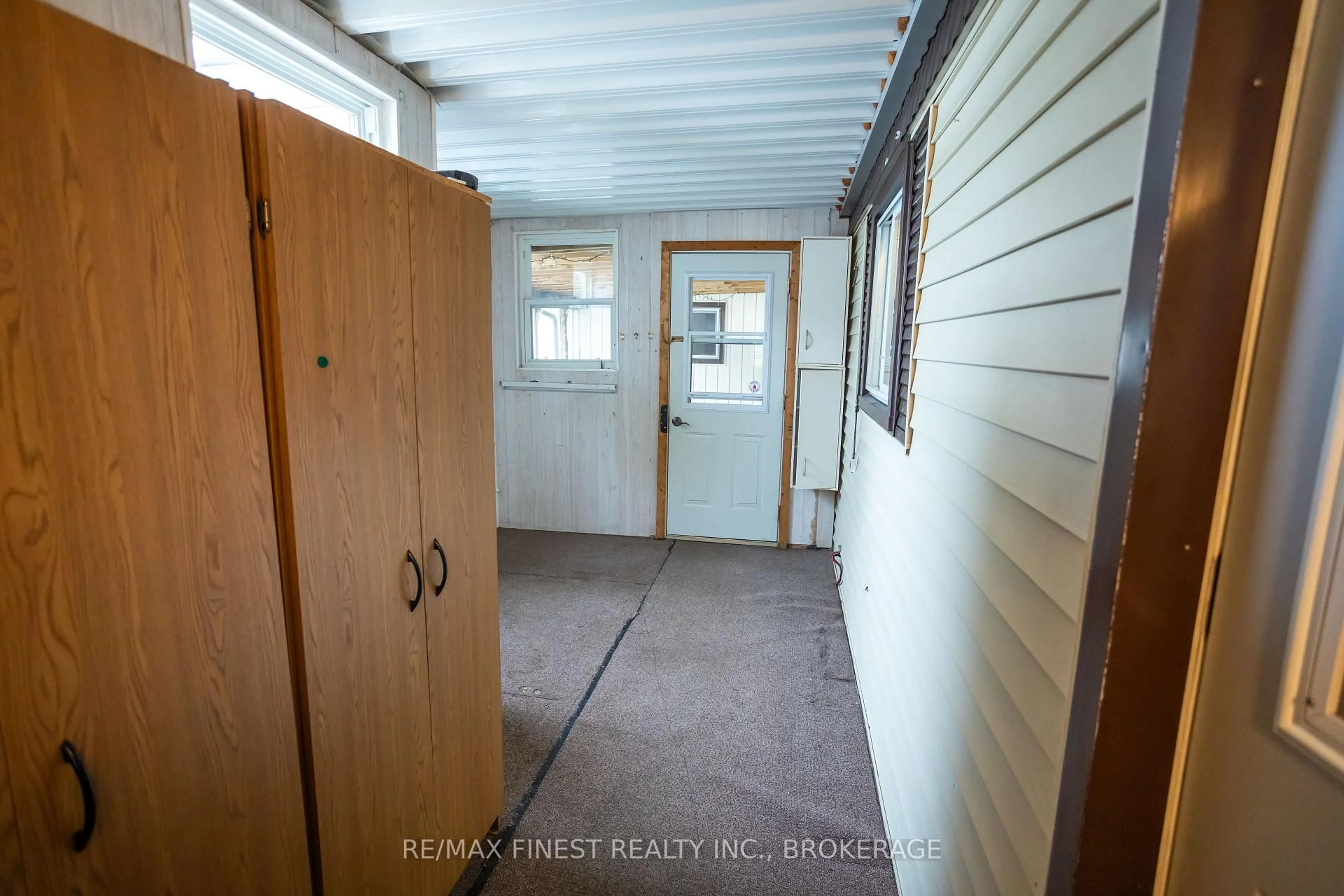 Indoor entryway for 8 Abbey Glen Dr, Kingston Ontario K7K 6A5