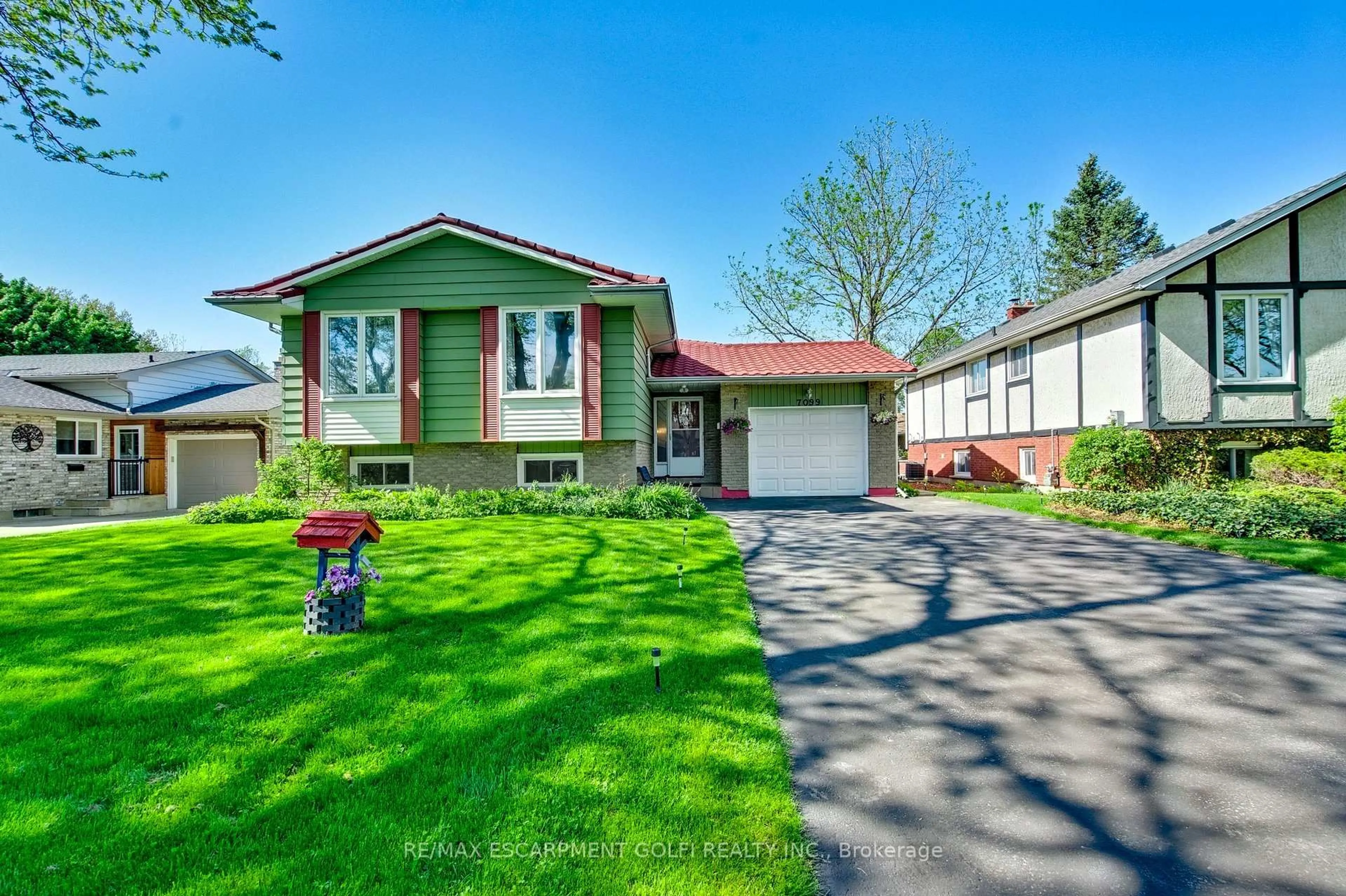 Home with vinyl exterior material, street for 7099 Rosseau Pl, Niagara Falls Ontario L2J 3V1