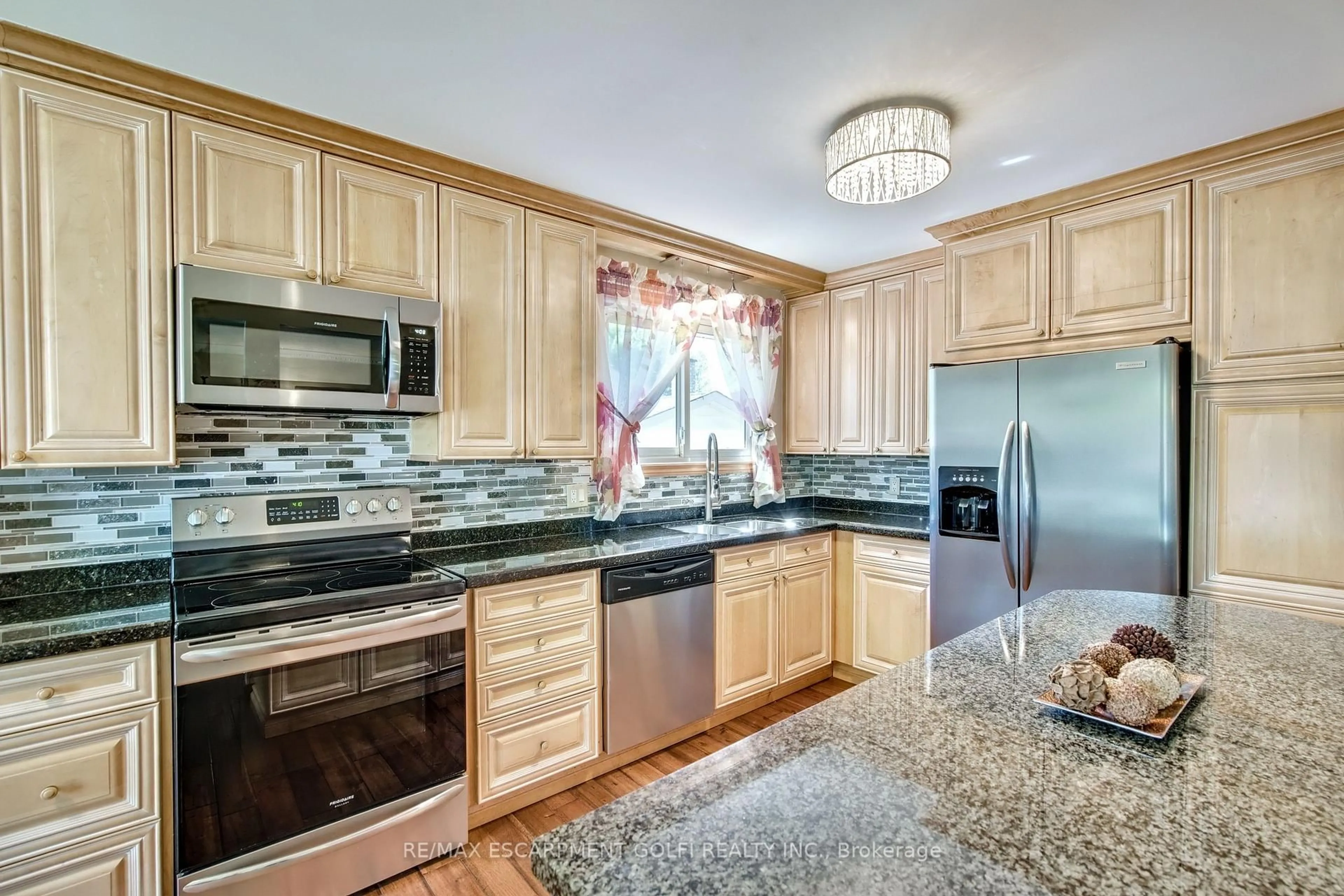 Open concept kitchen, ceramic/tile floor for 7099 Rosseau Pl, Niagara Falls Ontario L2J 3V1