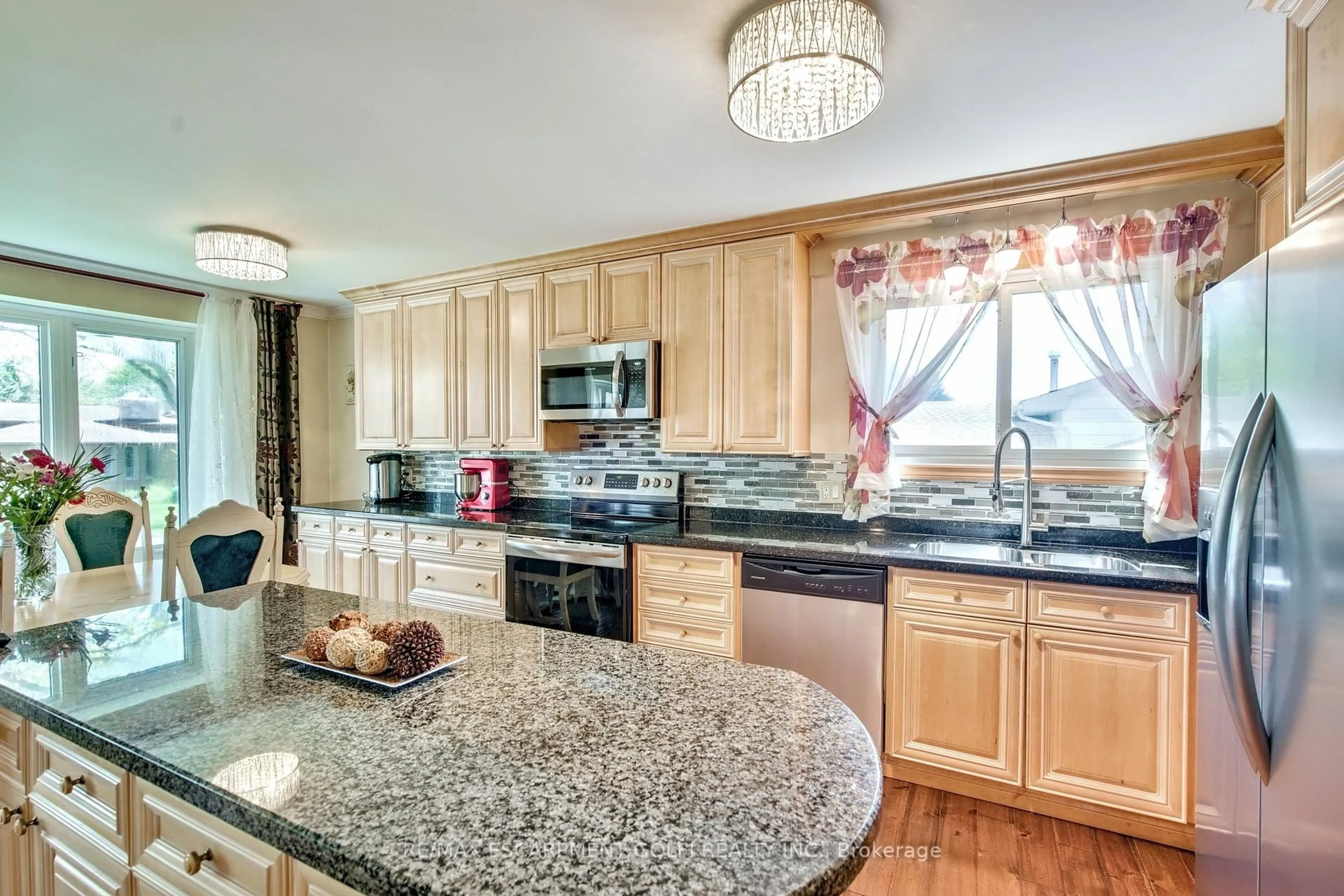 Open concept kitchen, ceramic/tile floor for 7099 Rosseau Pl, Niagara Falls Ontario L2J 3V1