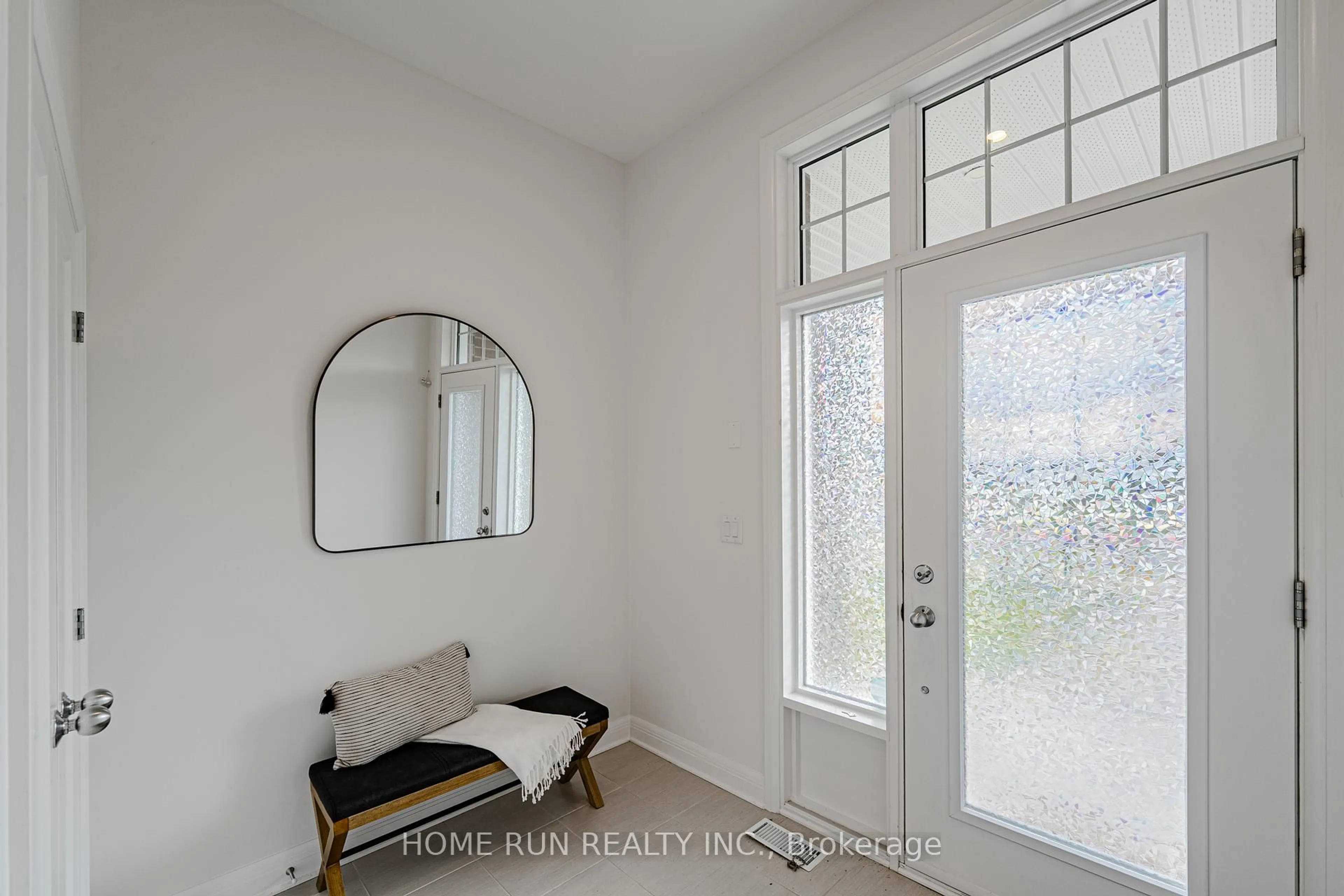 Indoor entryway for 515 Hitzlay Terr, Ottawa Ontario K2T 0R9