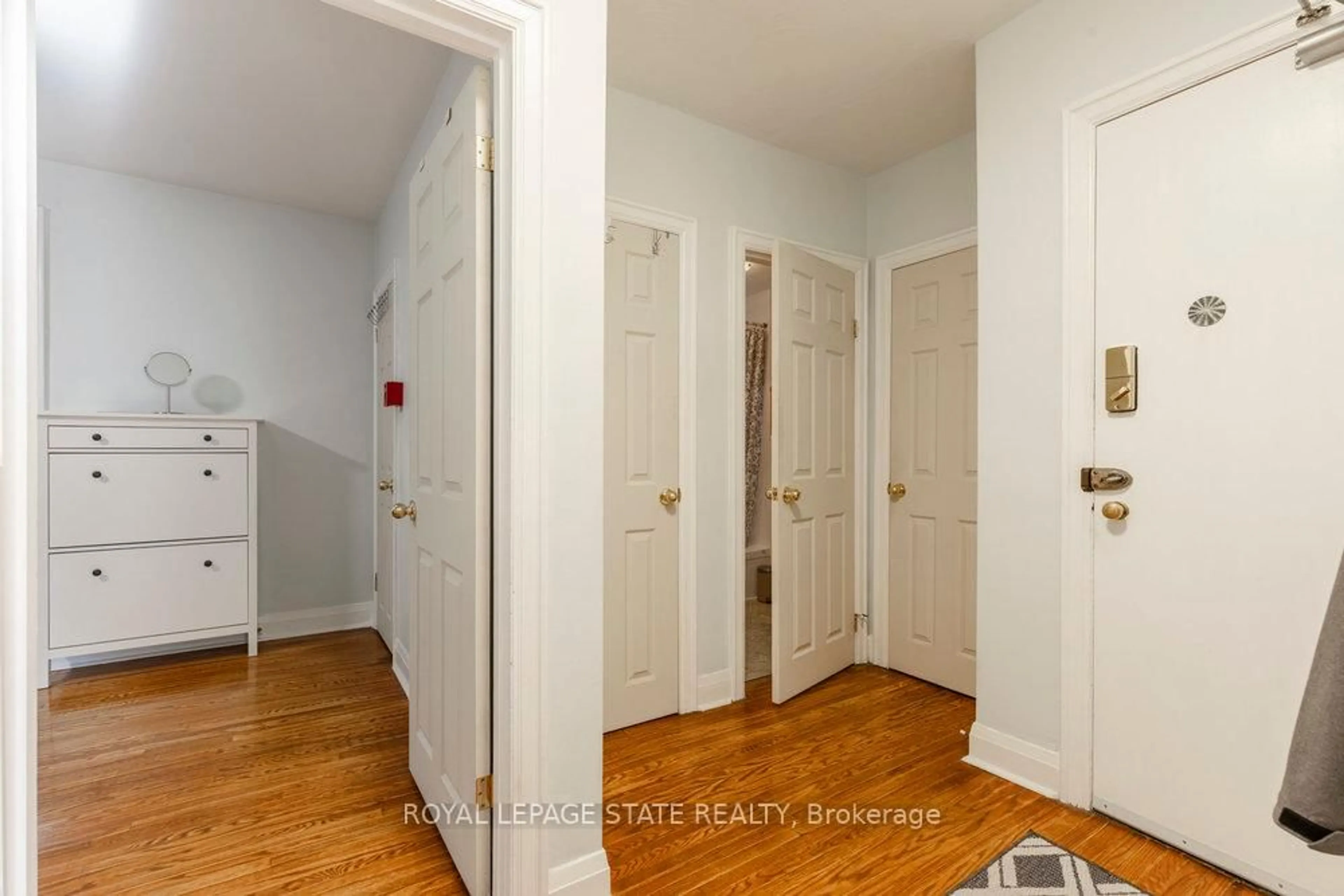 Indoor entryway for 2 Stroud Rd #2, Hamilton Ontario L8S 1Z6