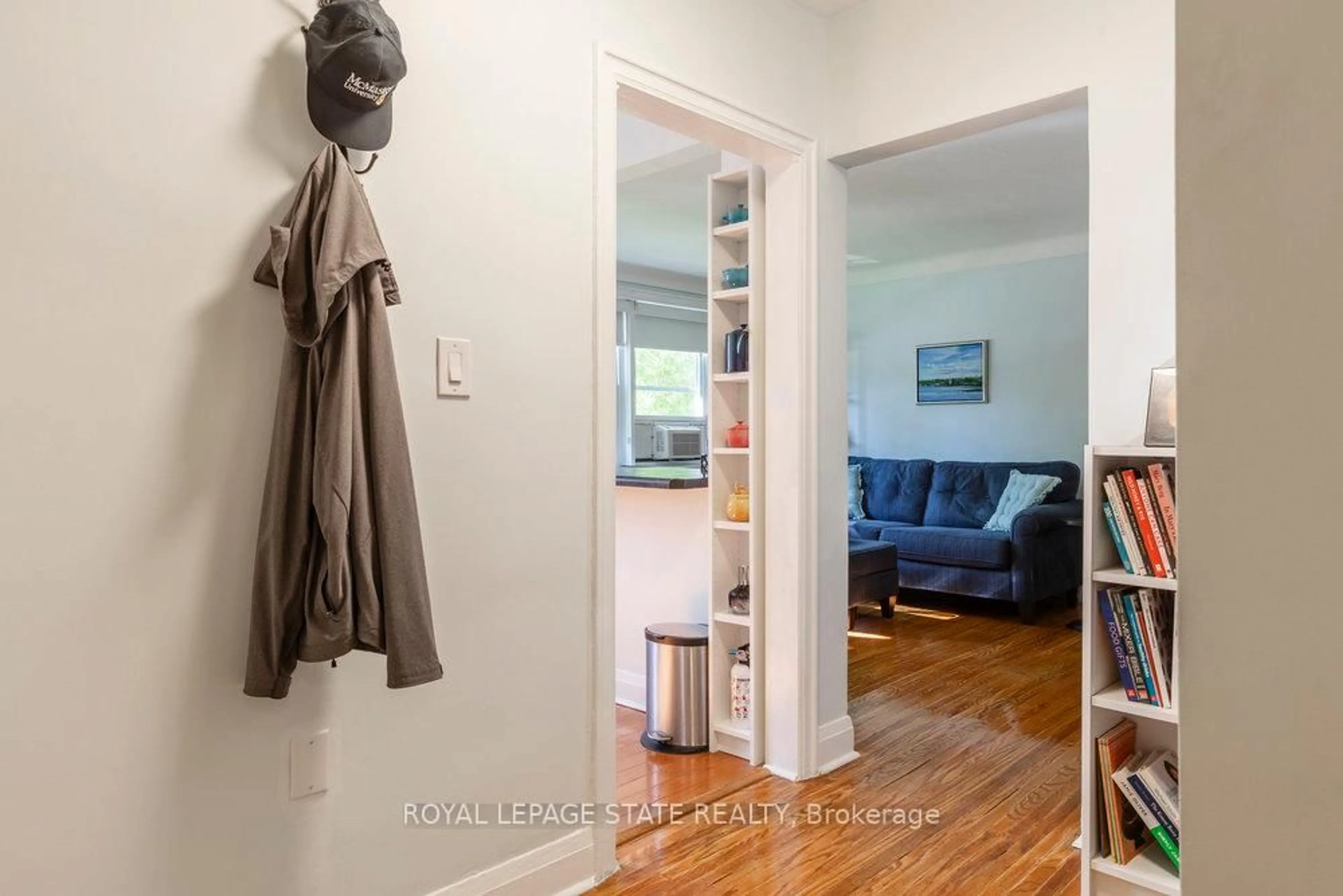Indoor entryway for 2 Stroud Rd #2, Hamilton Ontario L8S 1Z6
