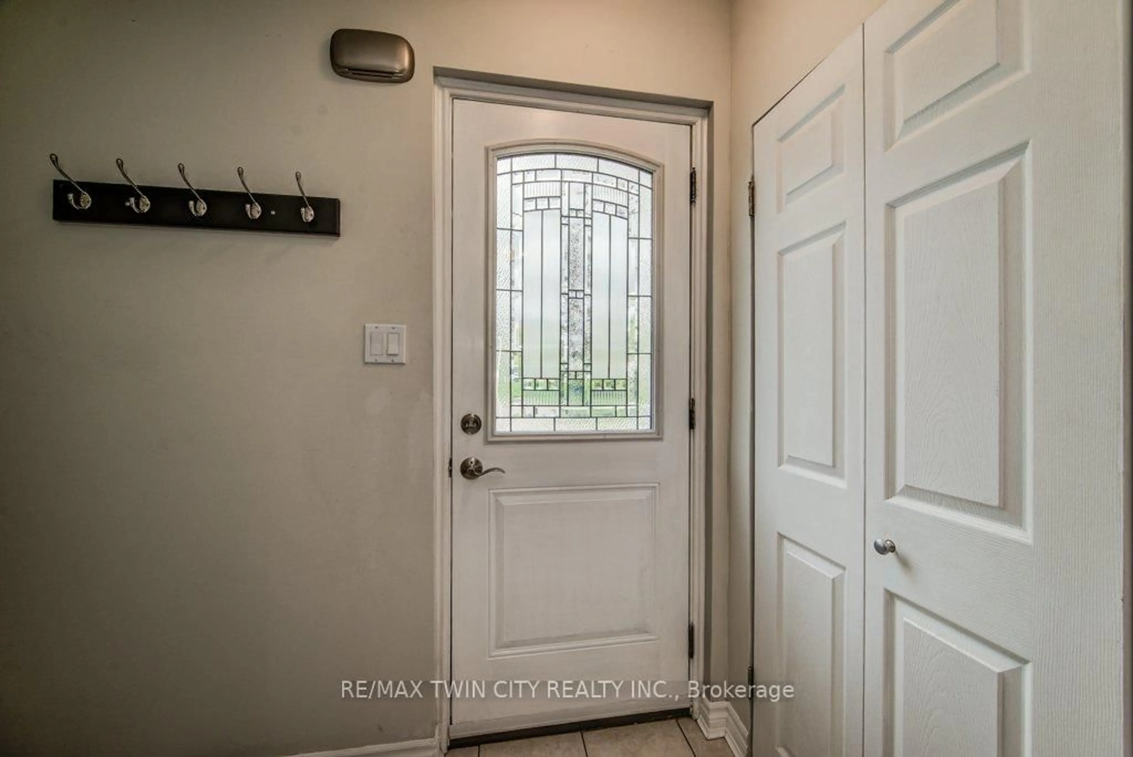 Indoor entryway for 35 Waverly Rd, Kitchener Ontario N2G 2E1