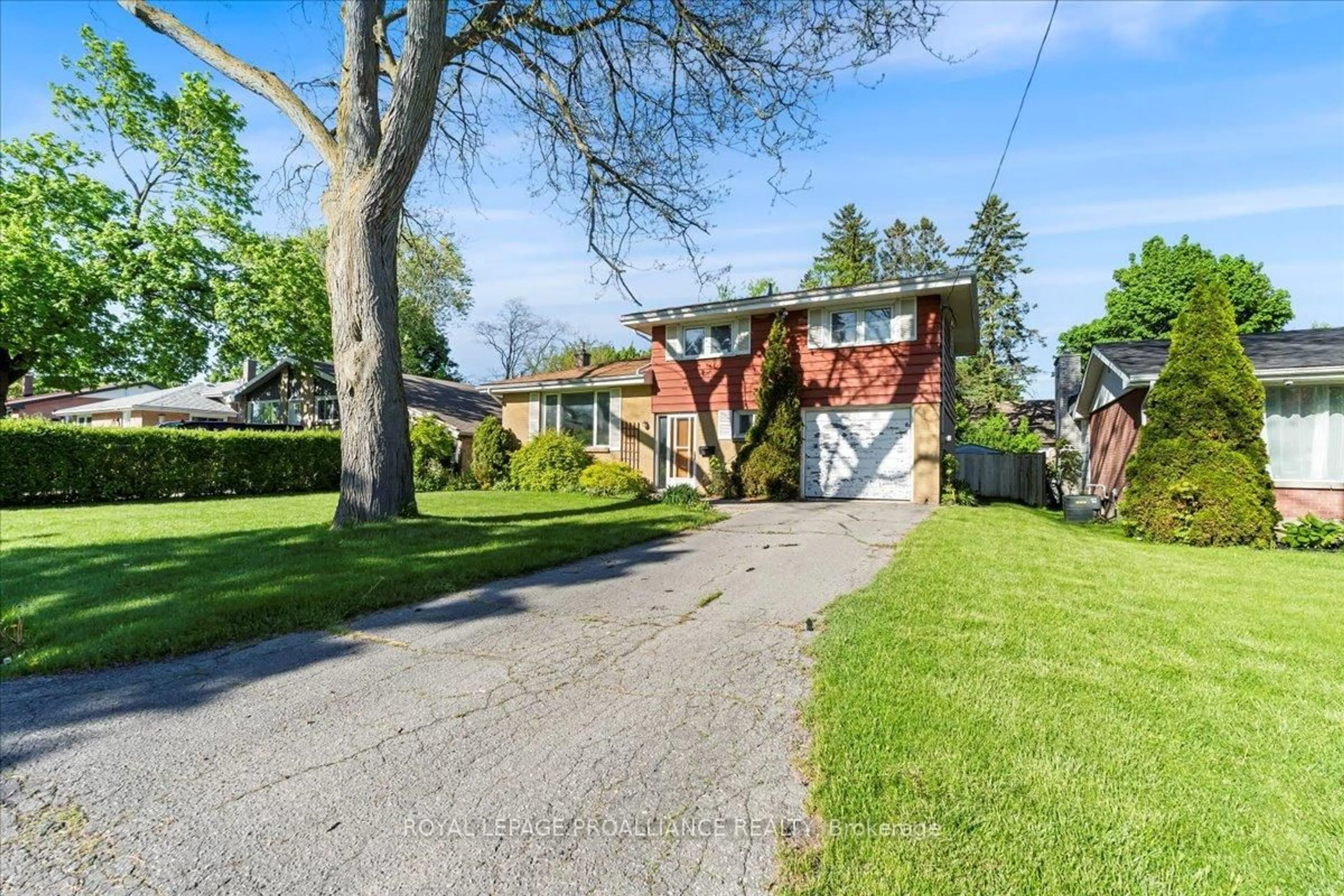 A pic from outside/outdoor area/front of a property/back of a property/a pic from drone, street for 19 Alfred Dr, Belleville Ontario K8N 4M6