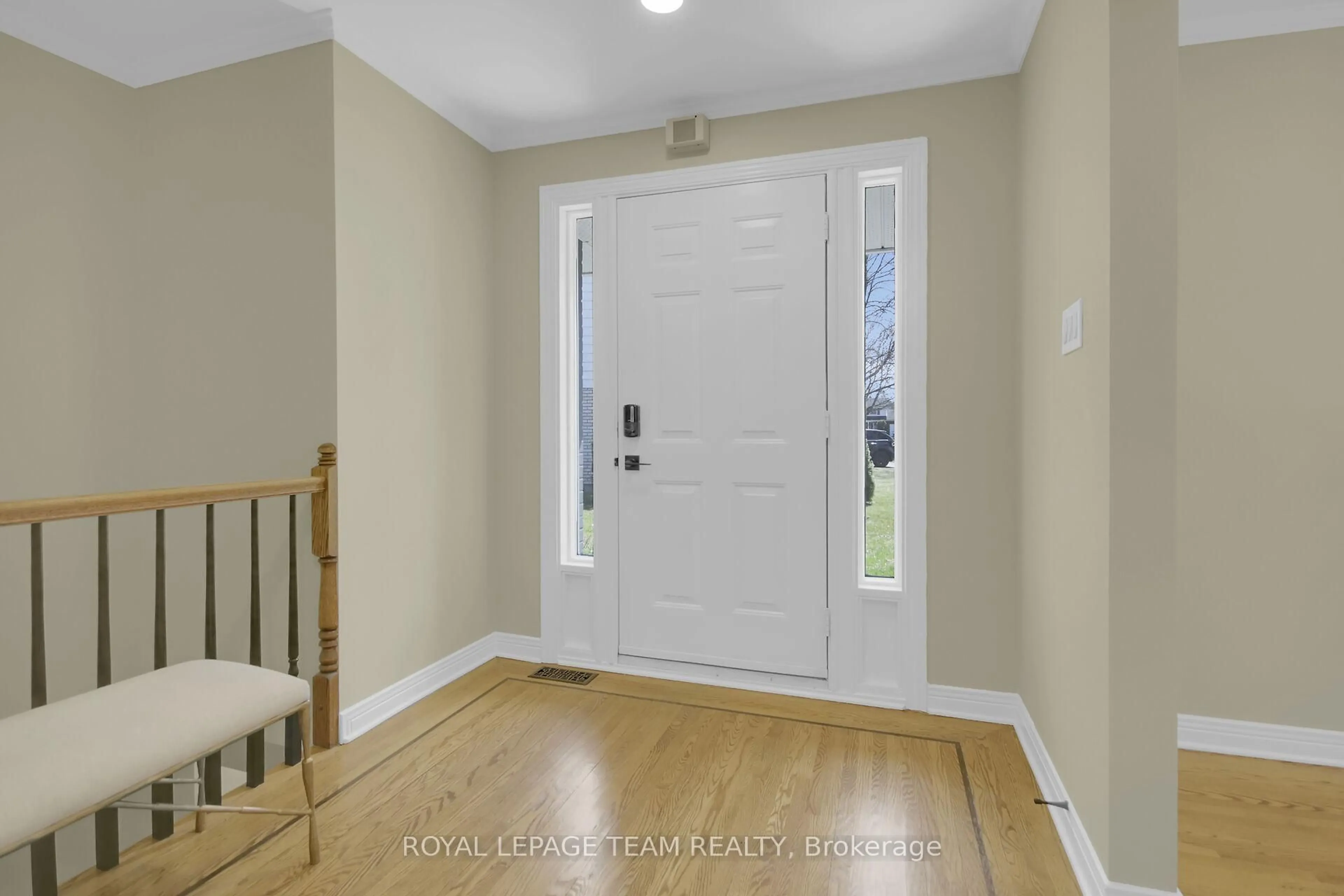 Indoor entryway for 1781 Rhodes Cres, Ottawa Ontario K1H 5T1
