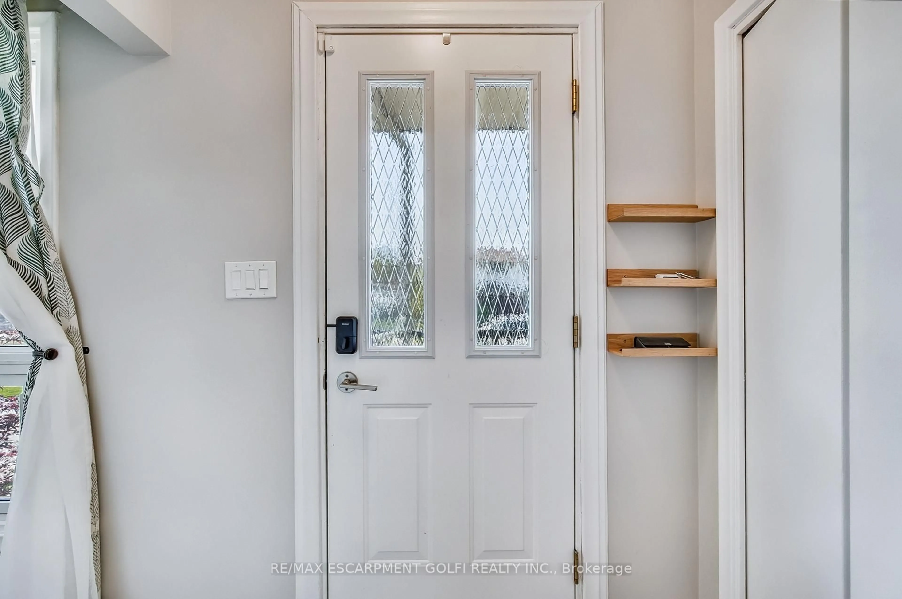 Indoor entryway for 61 Fisher Cres, Hamilton Ontario L9C 4N1
