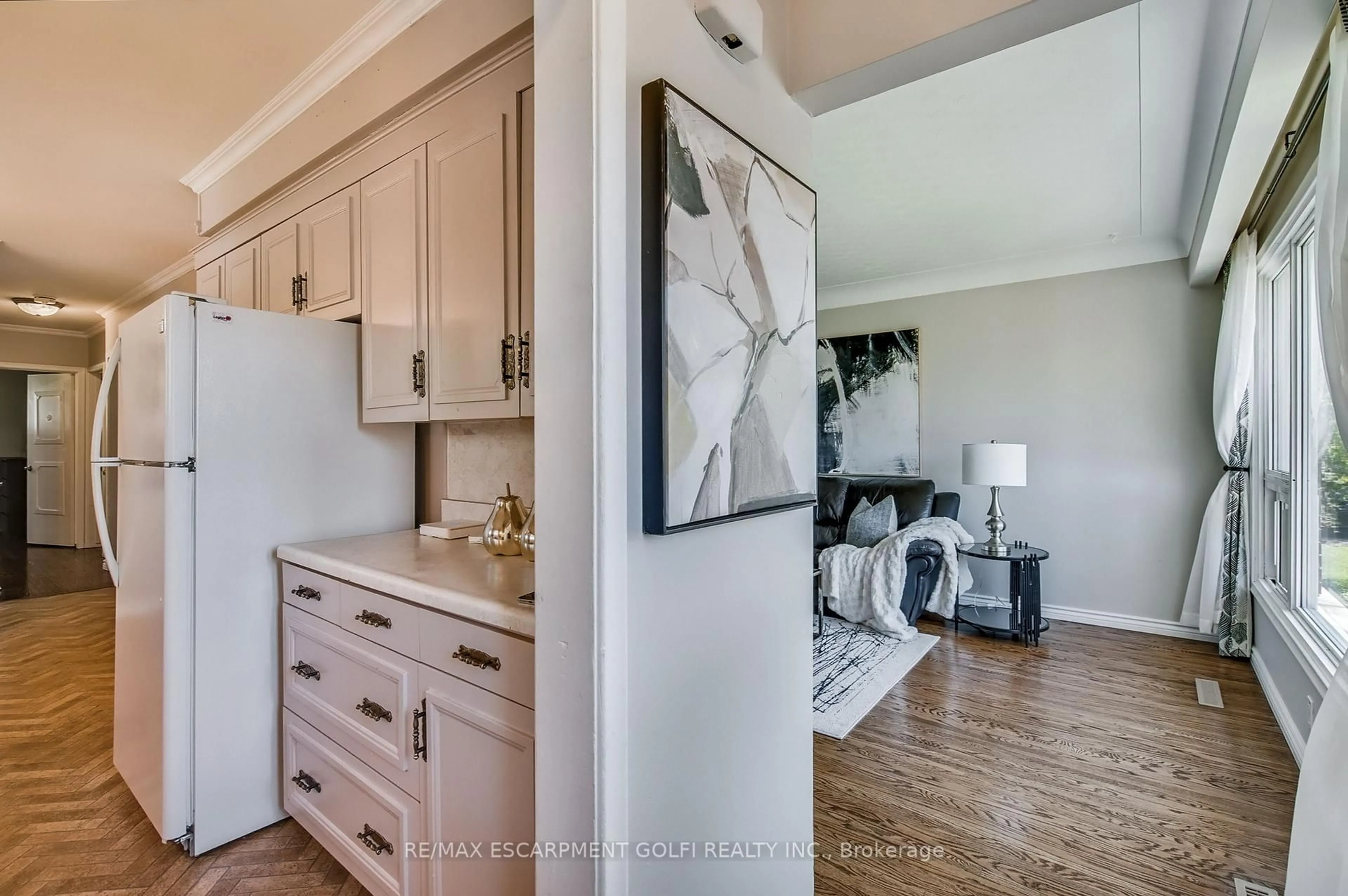Open concept kitchen, unknown for 61 Fisher Cres, Hamilton Ontario L9C 4N1