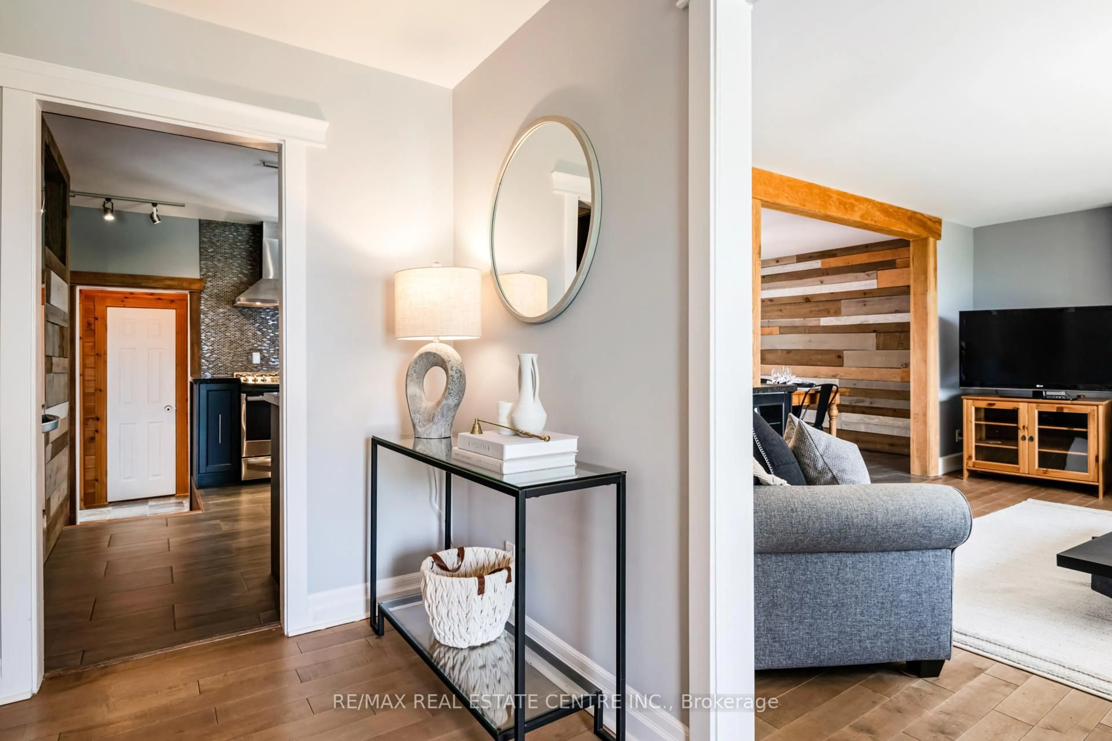 Indoor entryway for 188 Lakeshore Rd, Blue Mountains Ontario L9Y 0M9