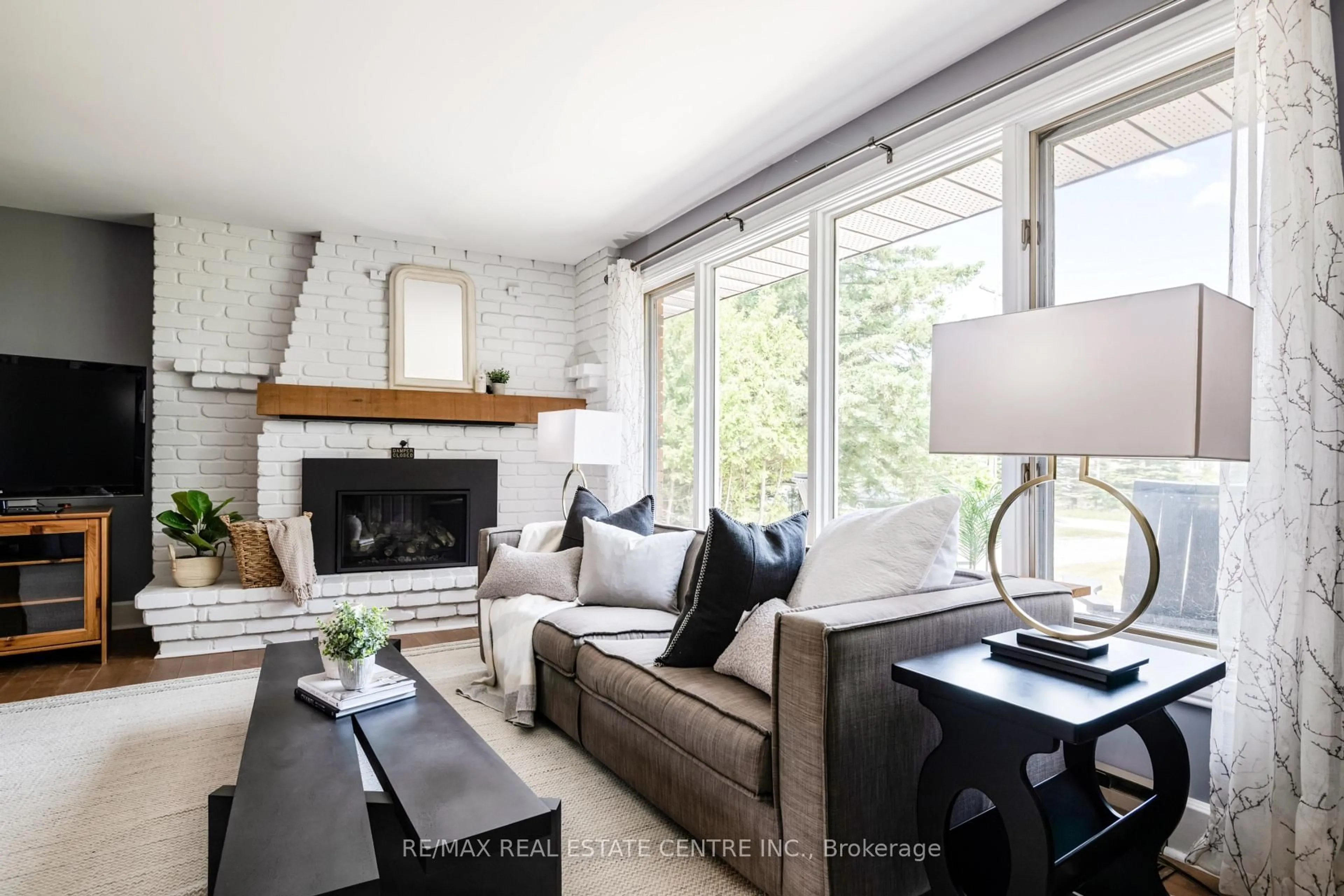Living room with furniture, unknown for 188 Lakeshore Rd, Blue Mountains Ontario L9Y 0M9