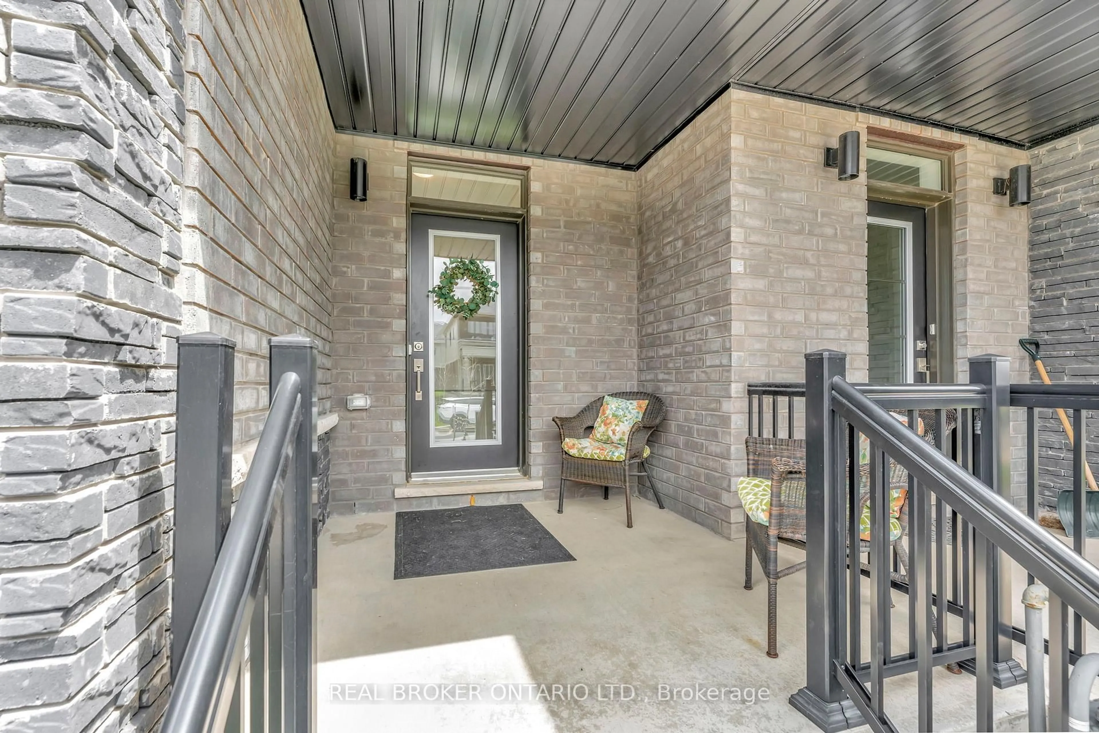 Indoor entryway for 10 Owl Lane, Haldimand Ontario N3W 0G4