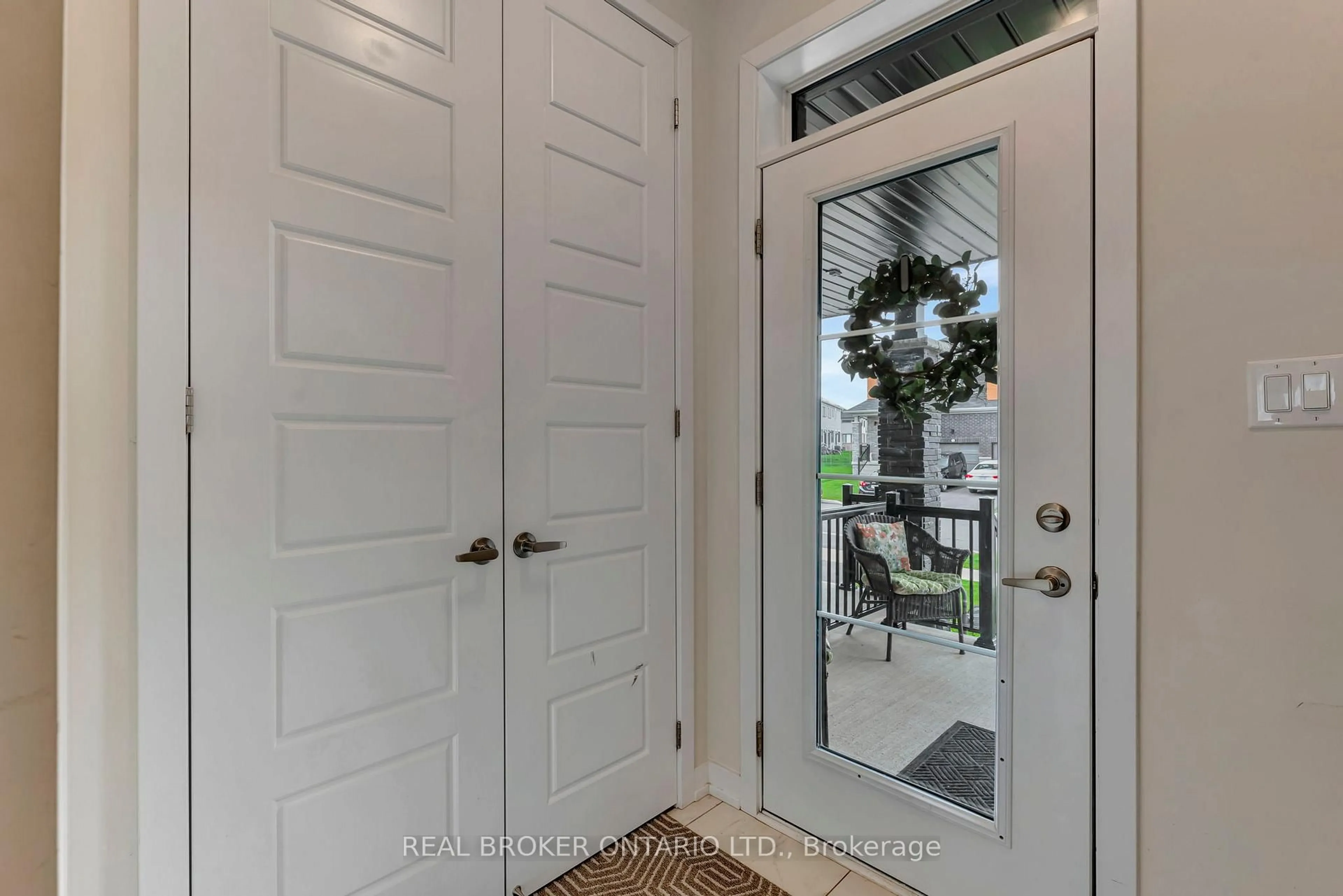 Indoor entryway for 10 Owl Lane, Haldimand Ontario N3W 0G4