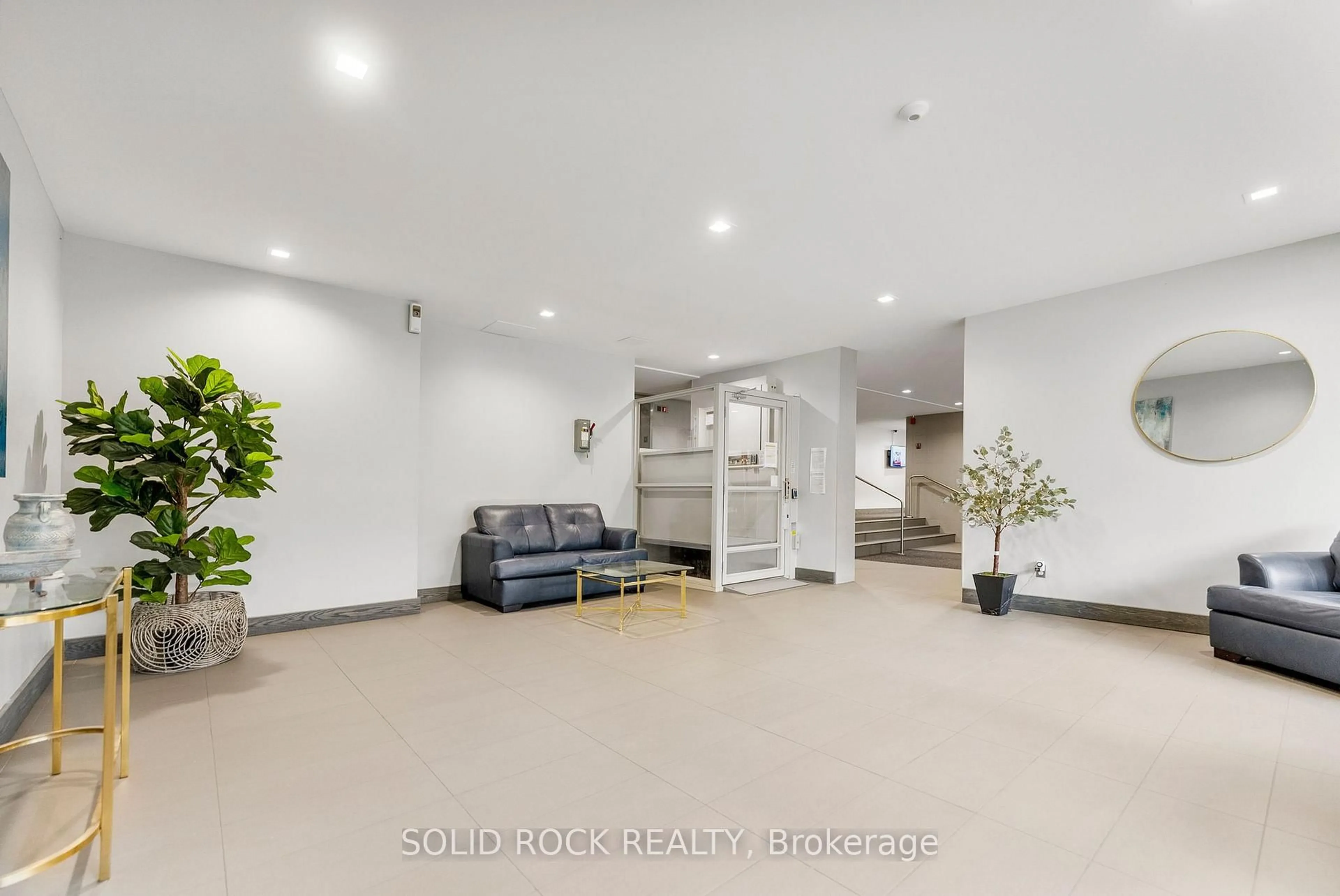 Indoor foyer for 665 Bathgate Dr #1603, Ottawa Ontario K1K 3Y4
