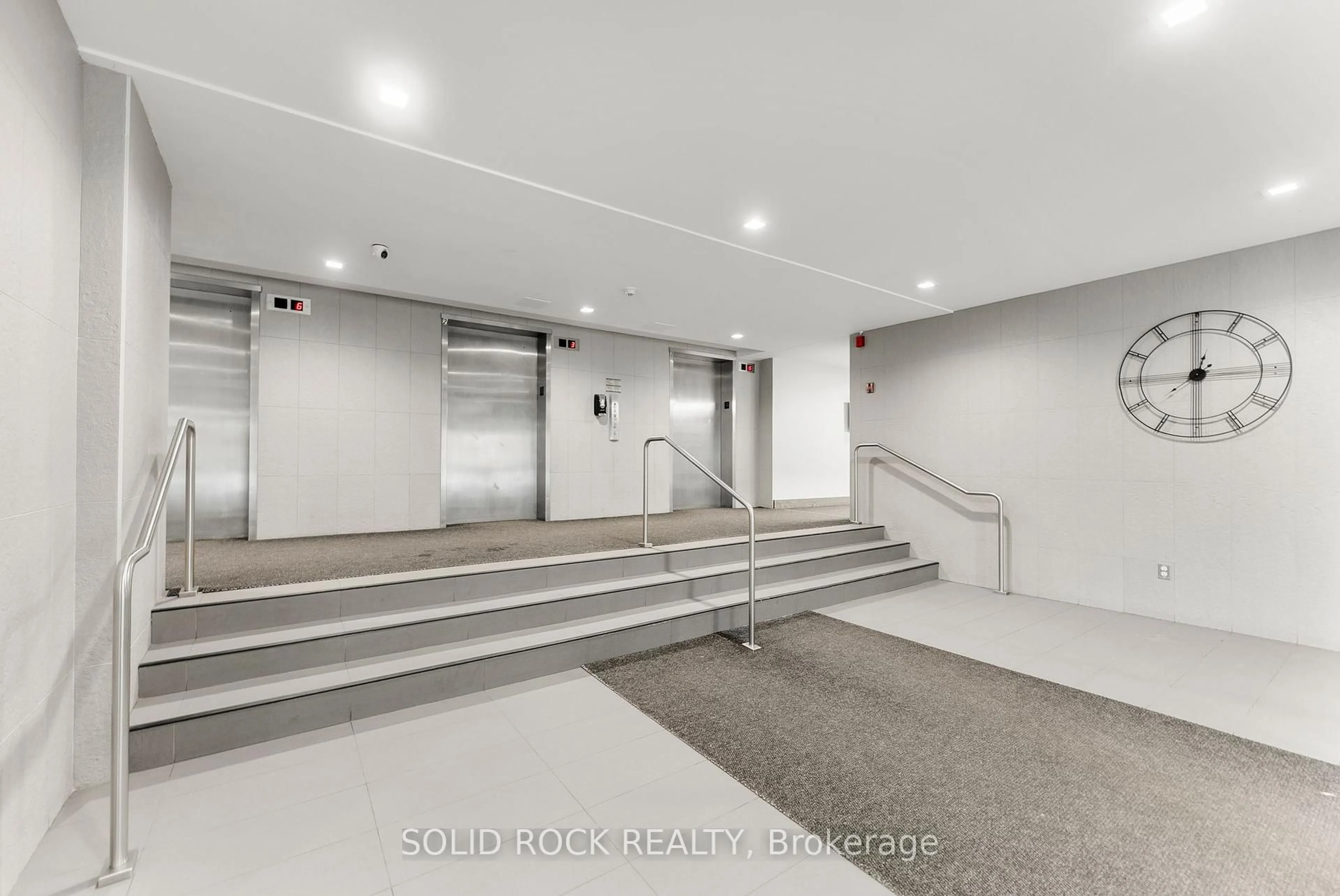 Indoor foyer for 665 Bathgate Dr #1603, Ottawa Ontario K1K 3Y4