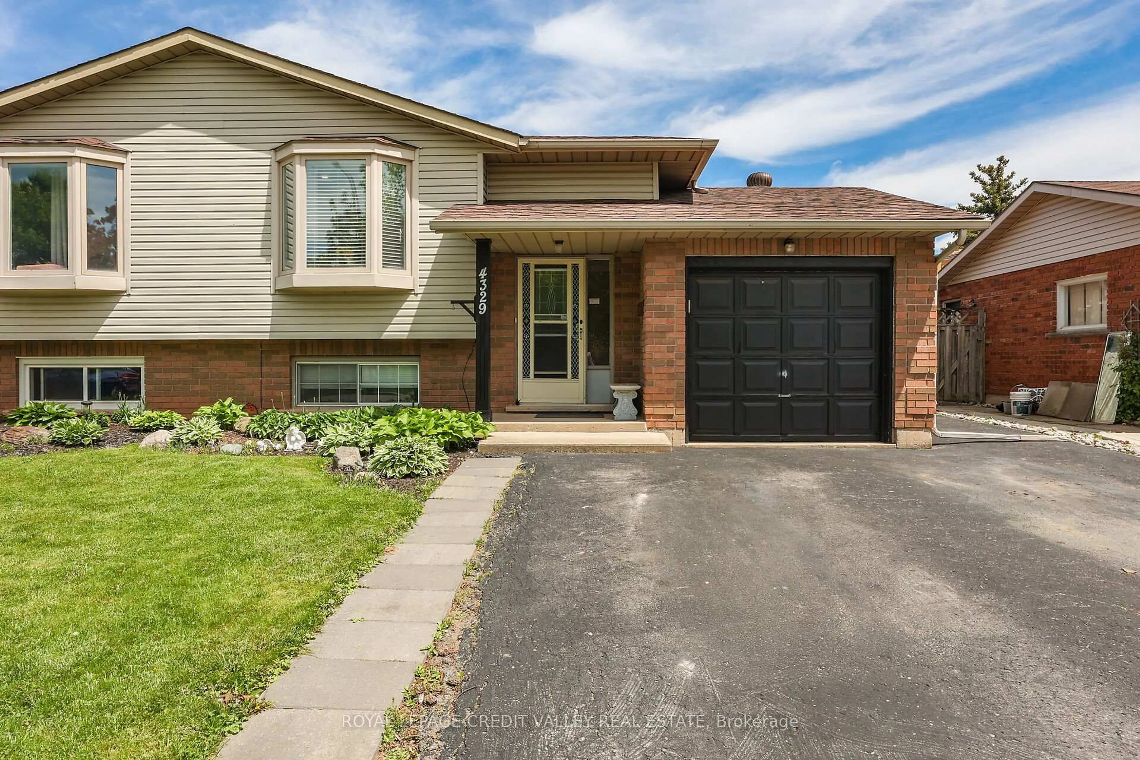 Home with brick exterior material, street for 4329 Concord Ave, Lincoln Ontario L0R 1B6