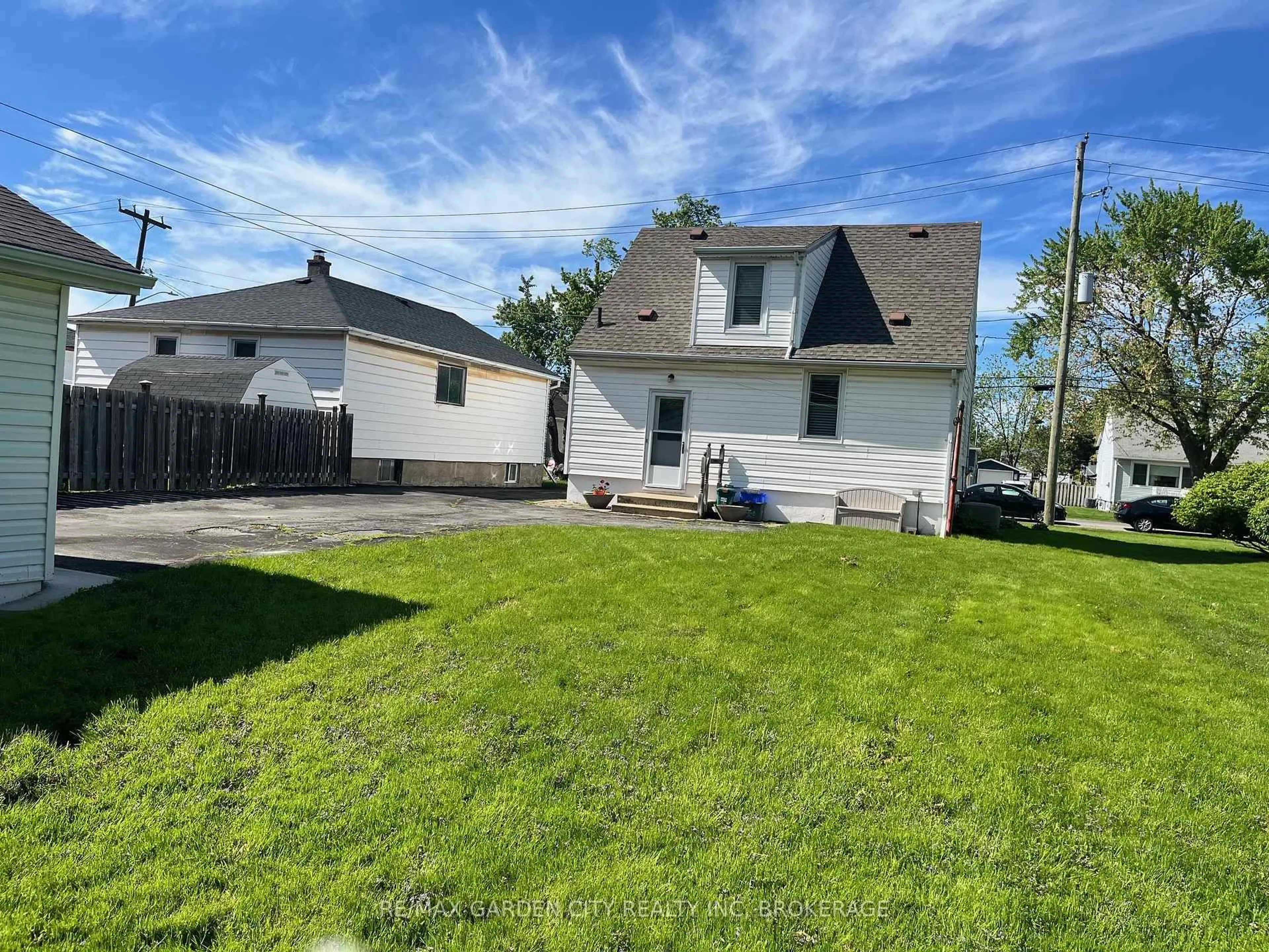 A pic from outside/outdoor area/front of a property/back of a property/a pic from drone, street for 6 Admiral Rd, St. Catharines Ontario L2P 1G5