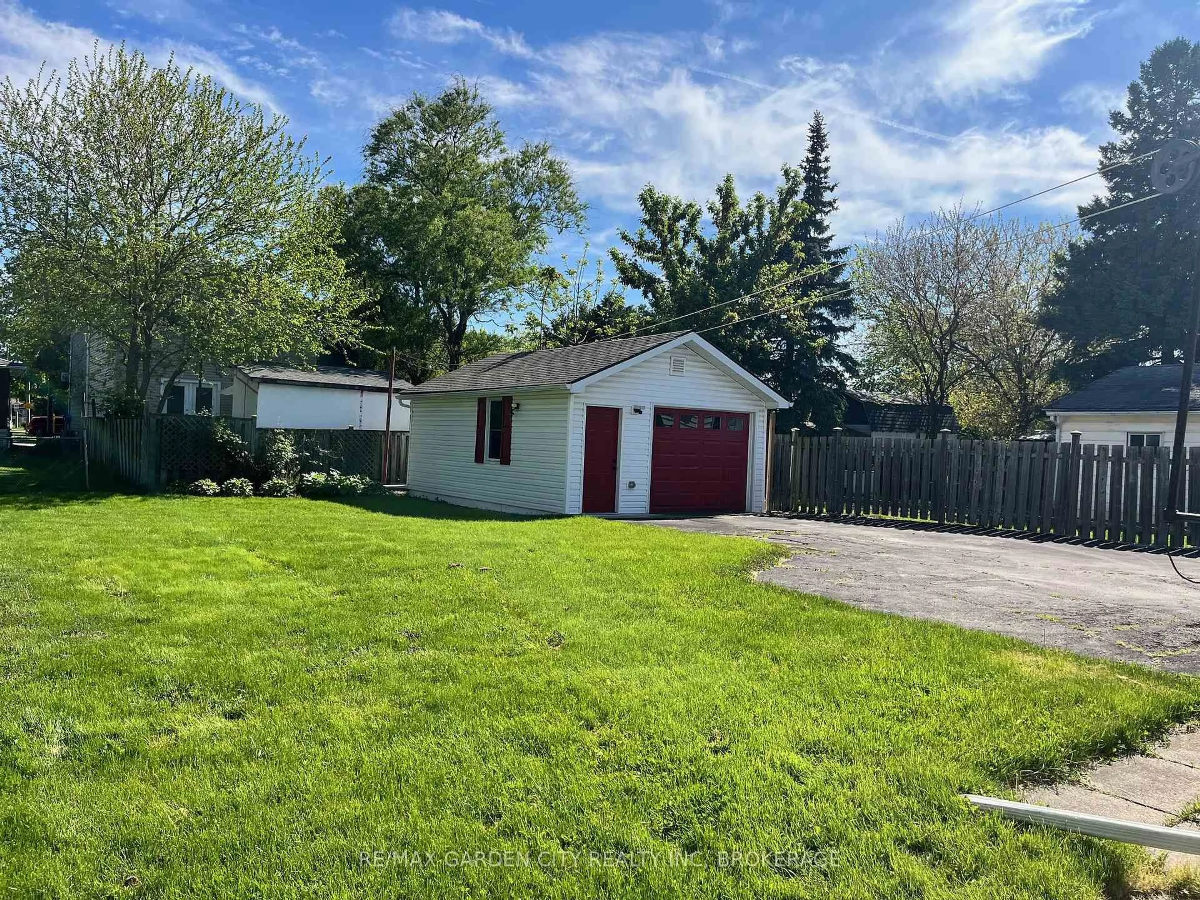 A pic from outside/outdoor area/front of a property/back of a property/a pic from drone, street for 6 Admiral Rd, St. Catharines Ontario L2P 1G5