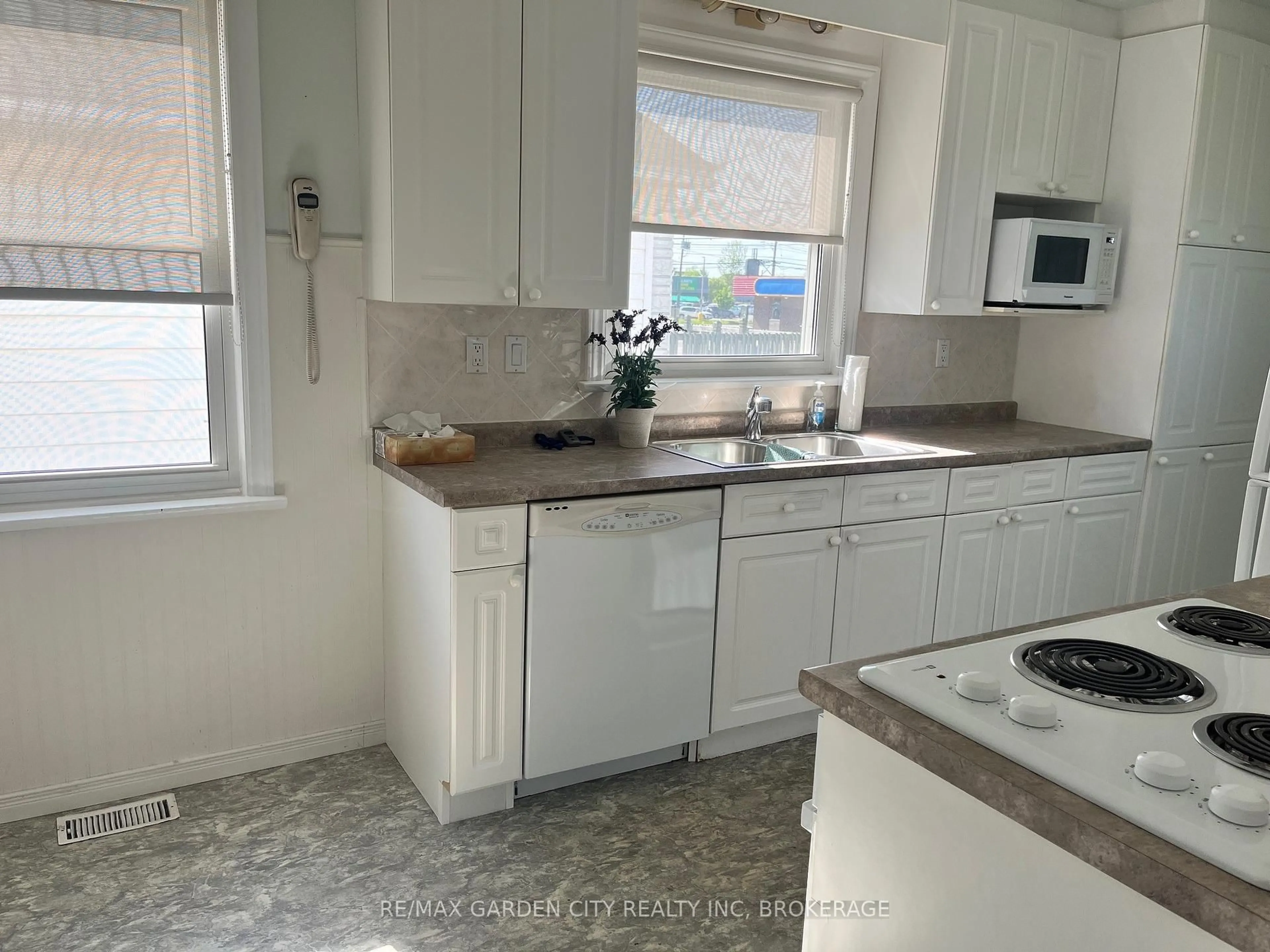 Standard kitchen, ceramic/tile floor for 6 Admiral Rd, St. Catharines Ontario L2P 1G5