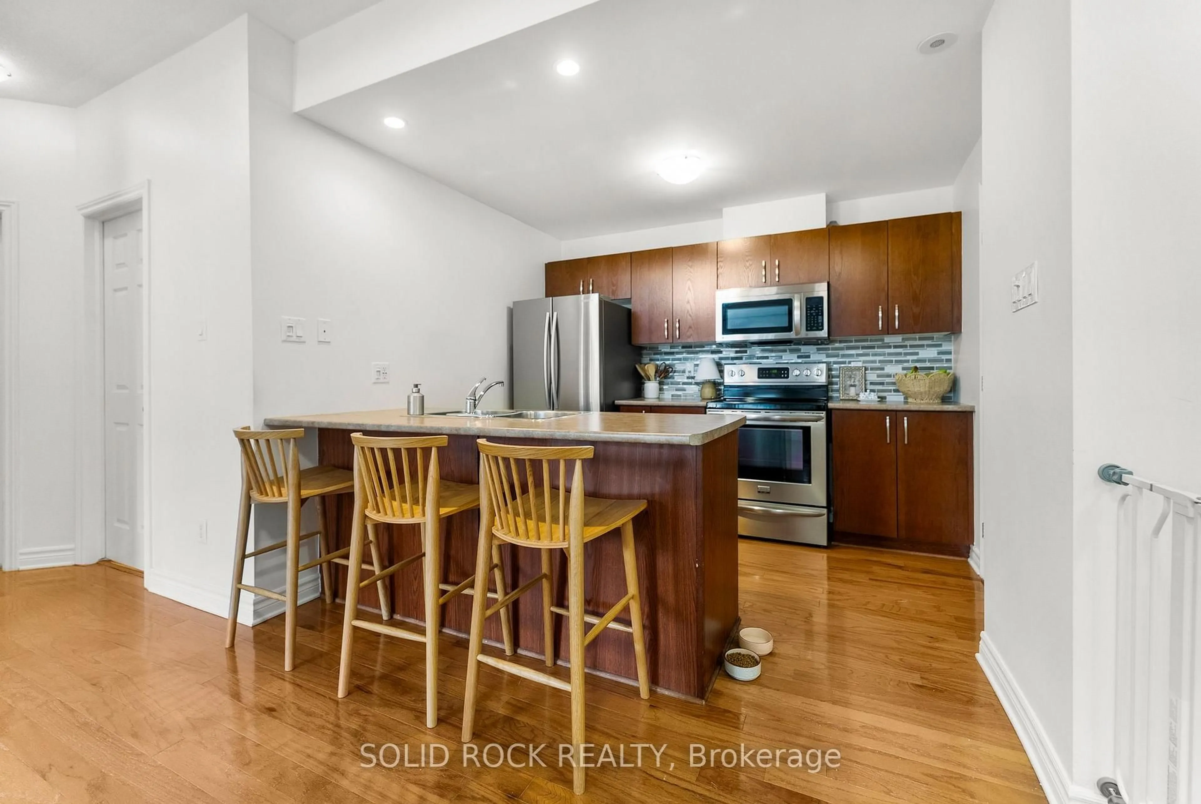 Standard kitchen, unknown for 1109 STITTSVILLE MAIN St #I, Ottawa Ontario K2S 0C6